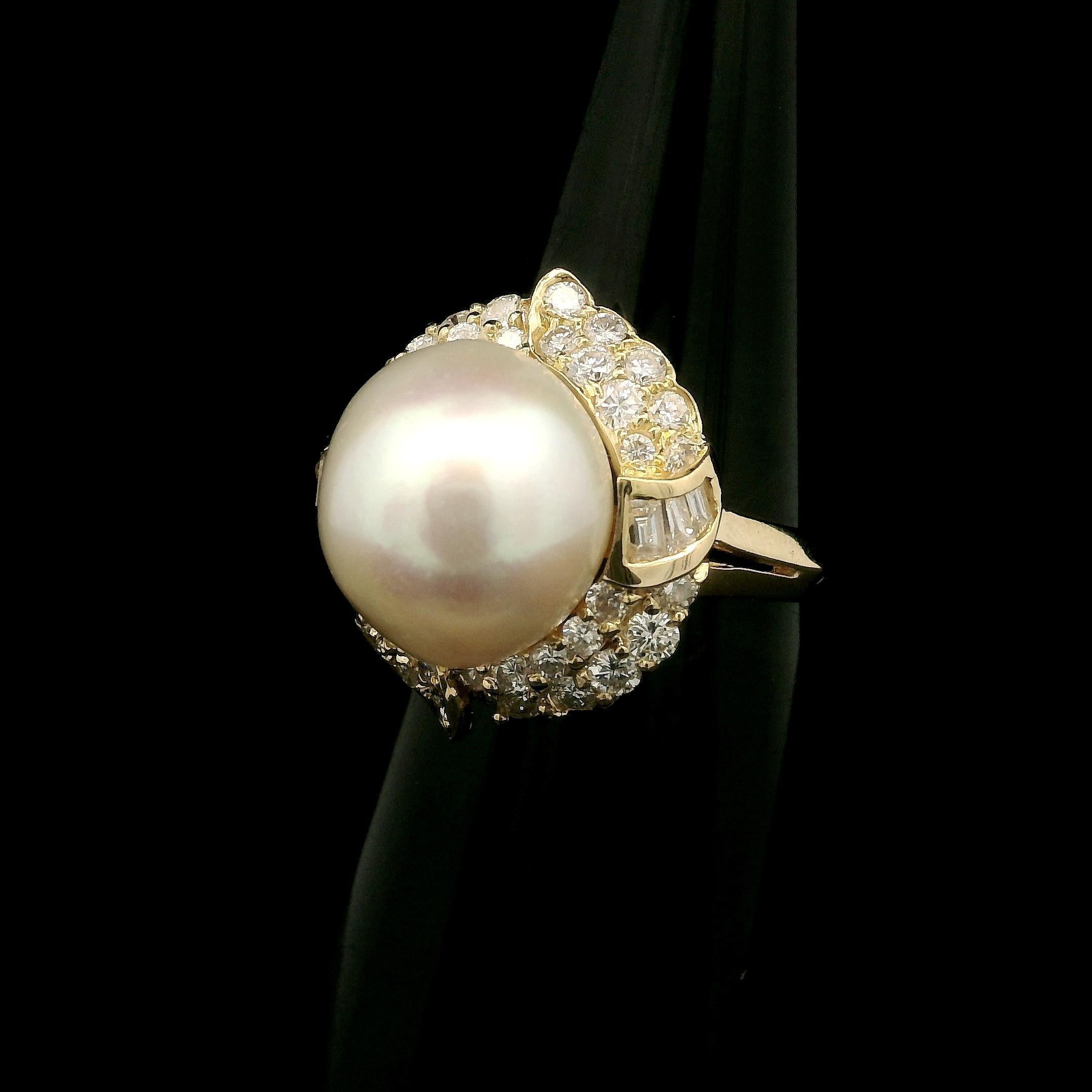 Bague de cocktail en or jaune massif 18k à large perle et diamant de 0,70ctw avec halo évasé Pour femmes en vente