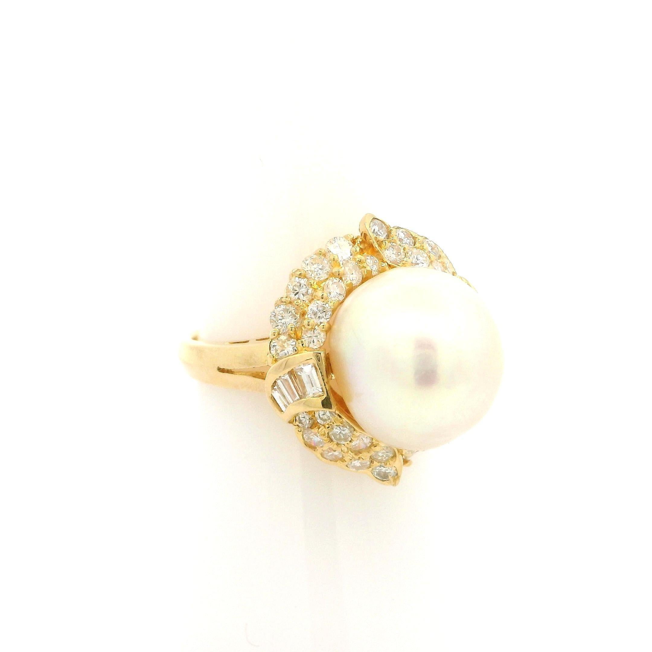 Bague de cocktail en or jaune massif 18k à large perle et diamant de 0,70ctw avec halo évasé en vente 1
