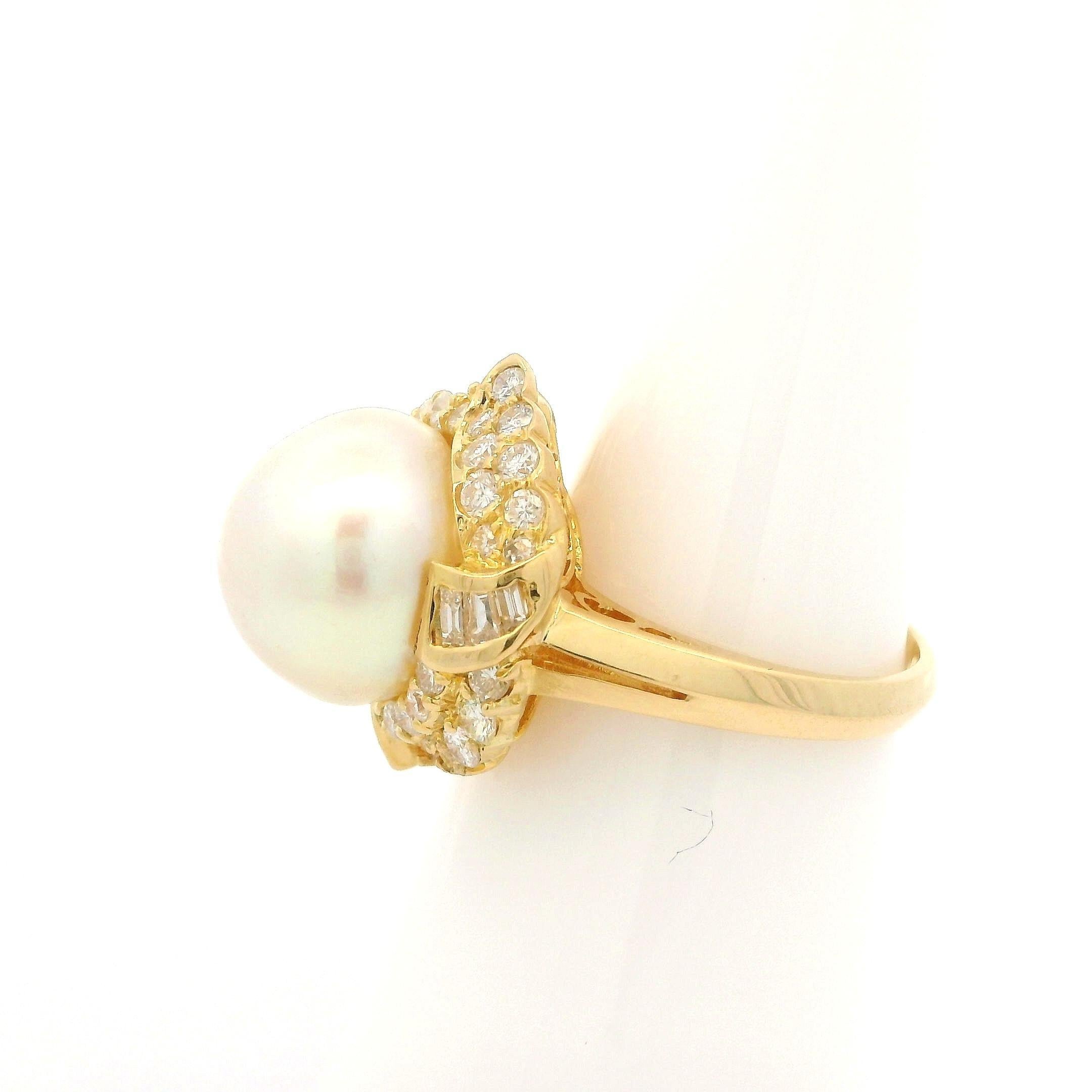 Bague de cocktail en or jaune massif 18k à large perle et diamant de 0,70ctw avec halo évasé en vente 2