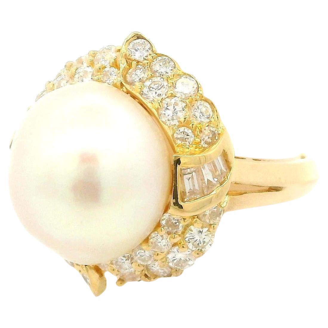 Anello da cocktail con perla grande in oro giallo massiccio e diamante da 0,70 carati con alone svasato
