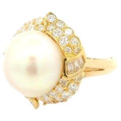 Anello da cocktail con perla grande in oro giallo massiccio e diamante da 0,70 carati con alone svasato