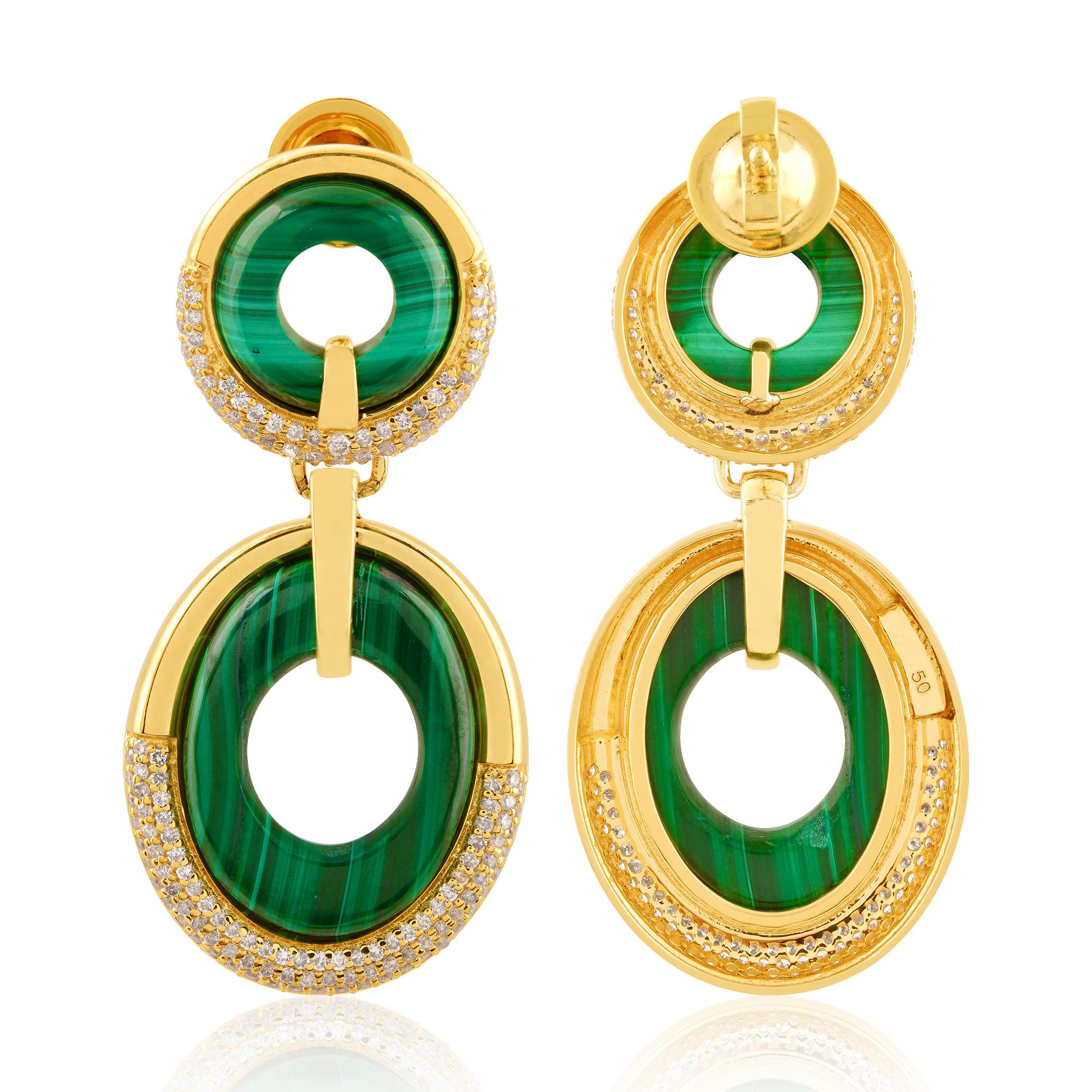 Taglio rotondo Orecchini pendenti con gemma di malachite in oro giallo massiccio 18 carati con pavé di diamanti in vendita