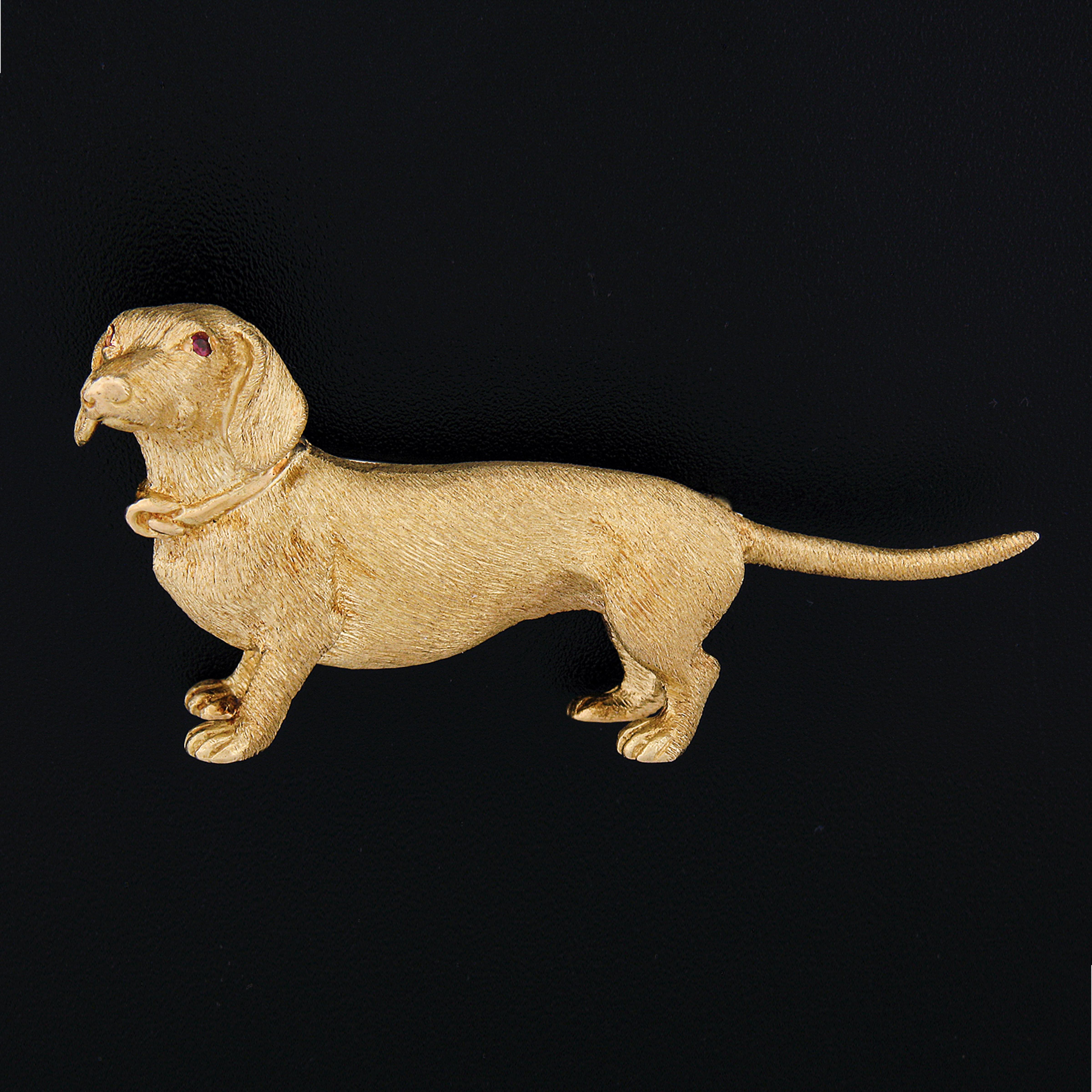 This incredible and very well made pin/brooch is crafted in solid 18k yellow gold. It features a perfectly structured standing dachshund dog design with remarkably outstanding workmanship and texture that bring out maximum detailing granting a truly