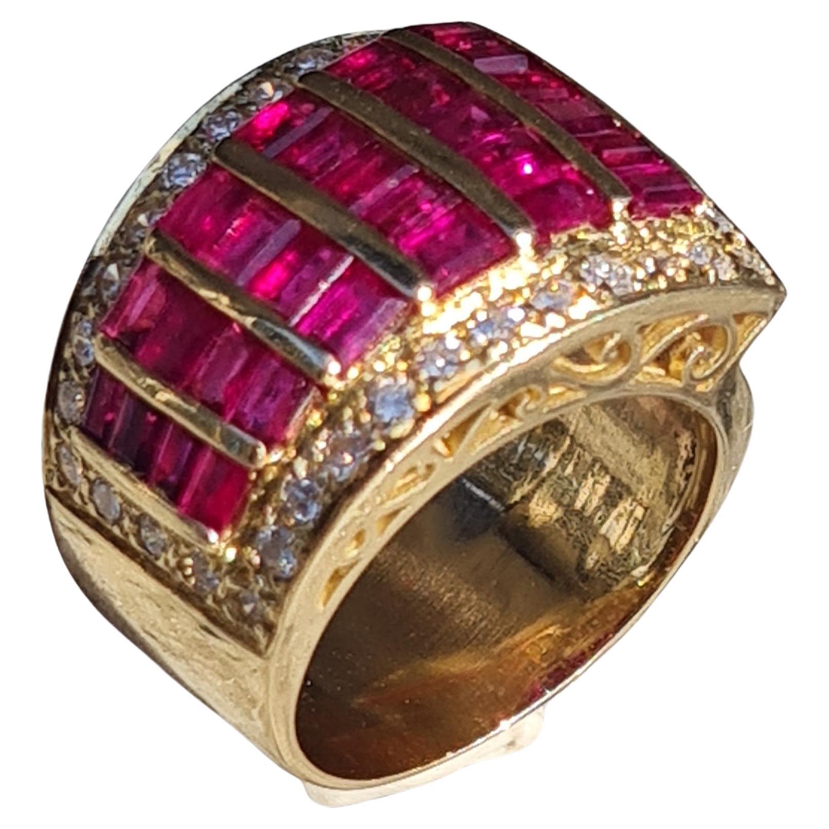Designer-Ring aus massivem 18 Karat Gelbgold mit unbehandeltem Rubin und Diamant (Baguetteschliff) im Angebot