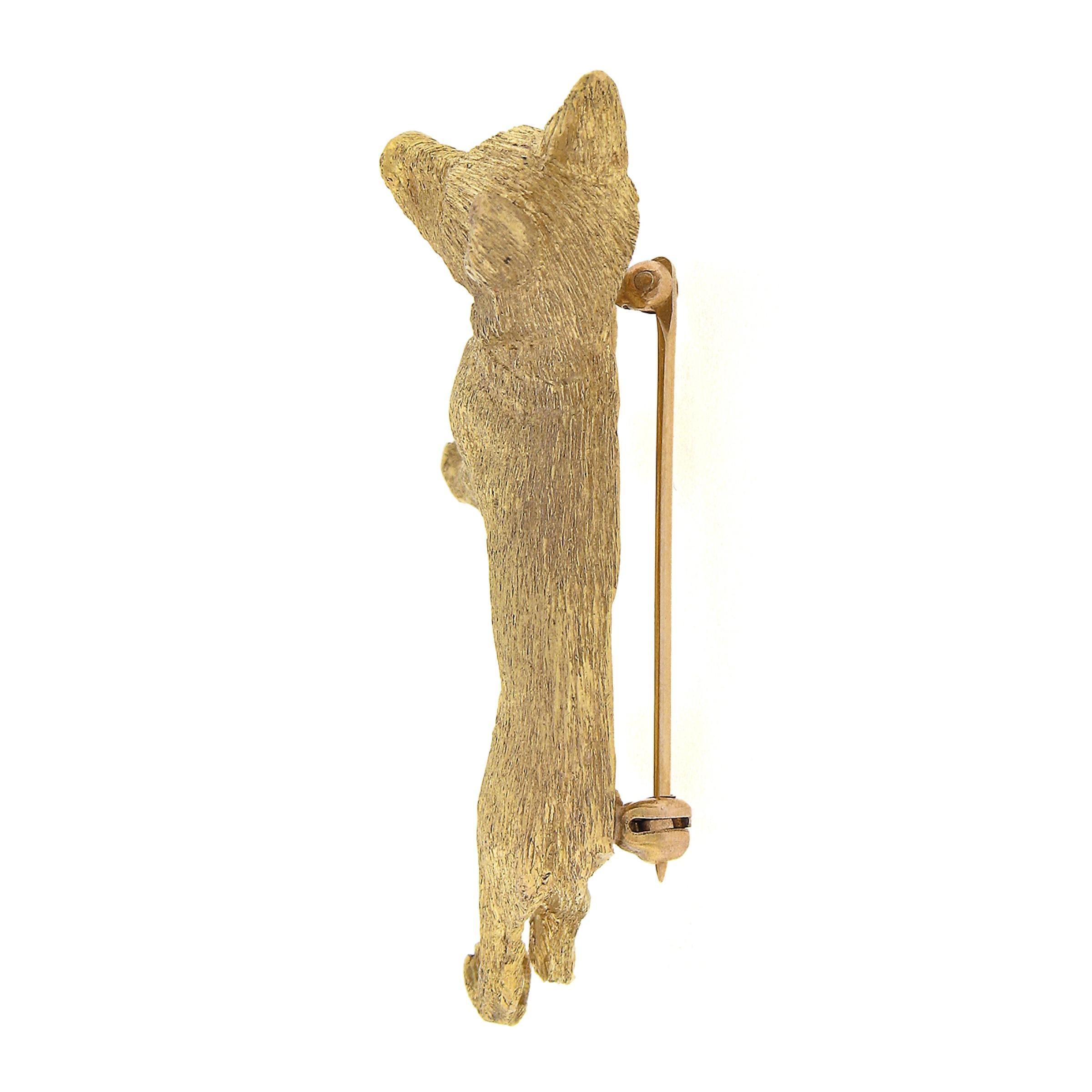 Solid 18K Yellow Gold Ruby Eye Detailed Textured German Shepherd Dog Pin Brooch In Excellent Condition In Montclair, NJ
