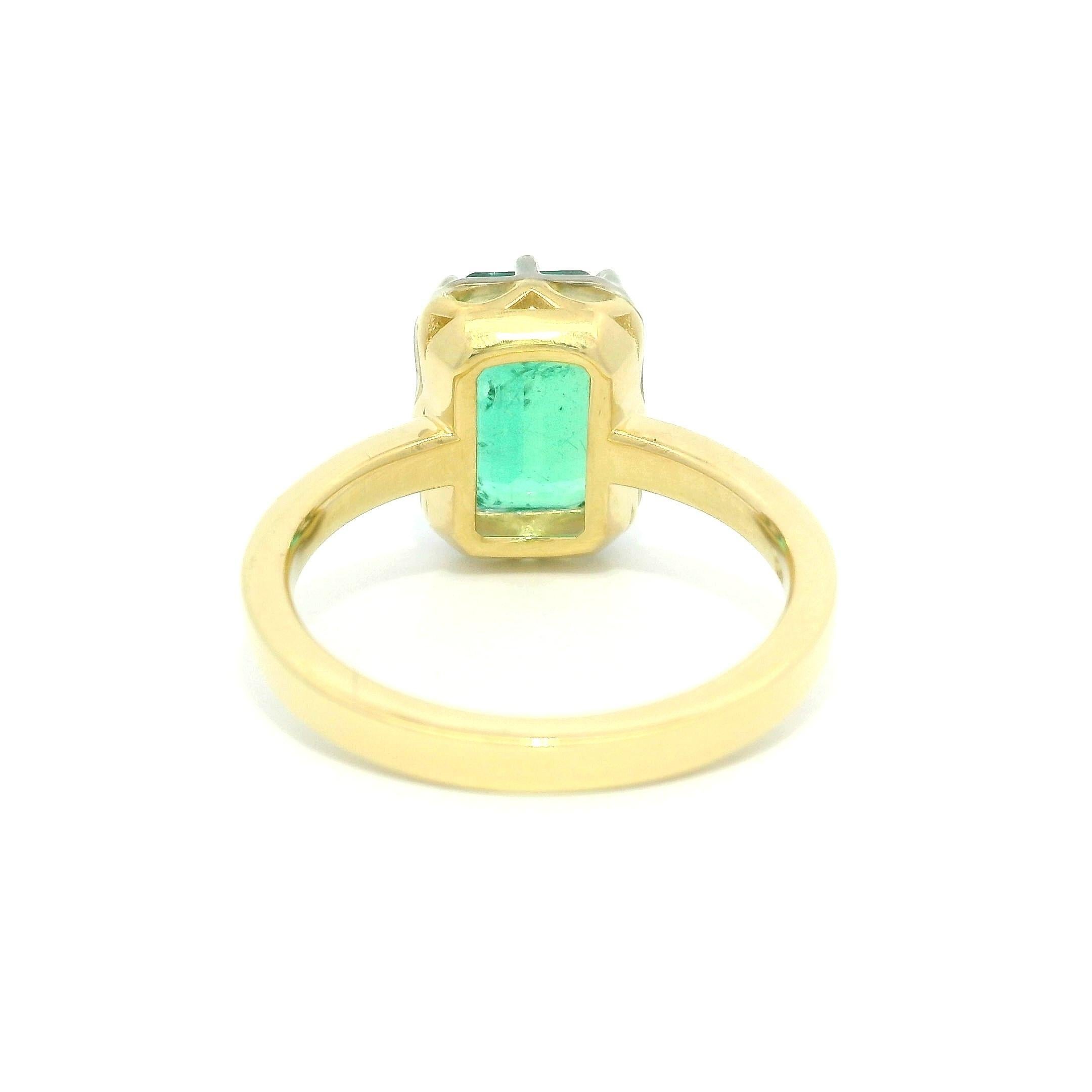 Top en or jaune 18k massif A Silver  A Collet Set GIA 2.44ct Emerald Solitaire Ring en vente 5