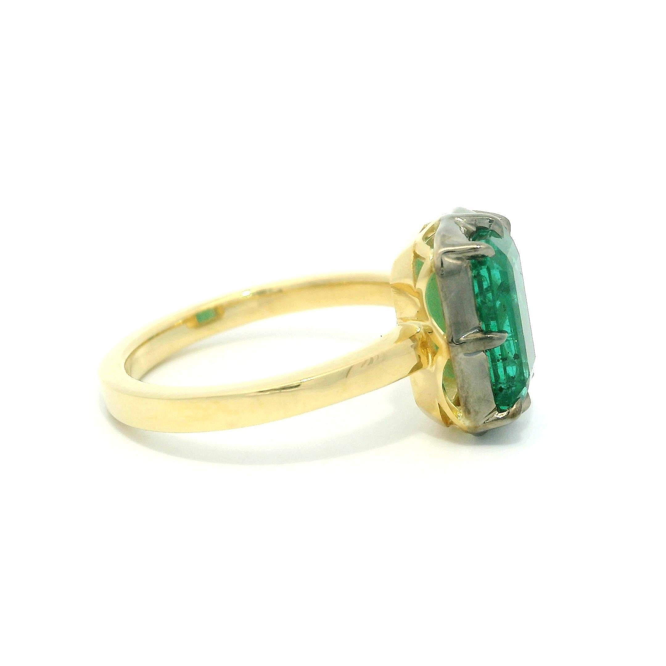 Top en or jaune 18k massif A Silver  A Collet Set GIA 2.44ct Emerald Solitaire Ring en vente 6