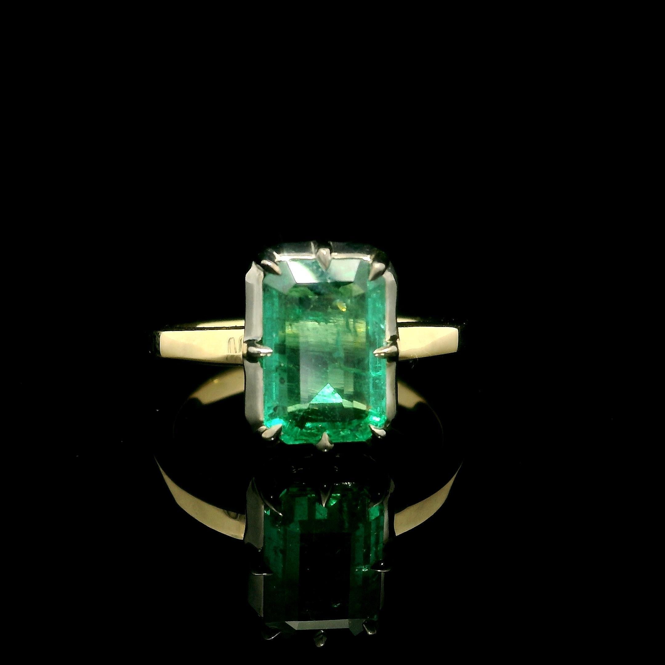 Top en or jaune 18k massif A Silver  A Collet Set GIA 2.44ct Emerald Solitaire Ring en vente 7