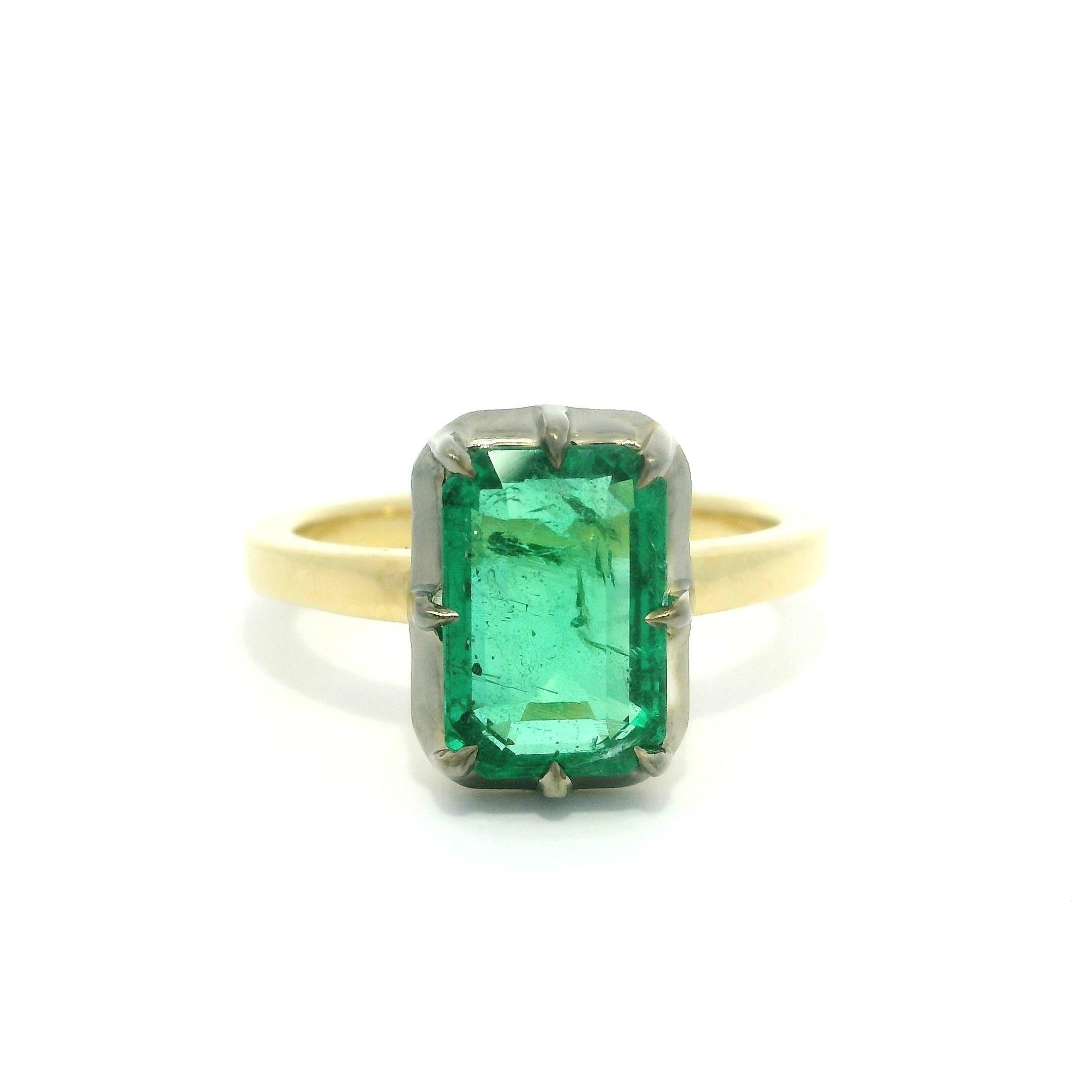 Top en or jaune 18k massif A Silver  A Collet Set GIA 2.44ct Emerald Solitaire Ring en vente 8