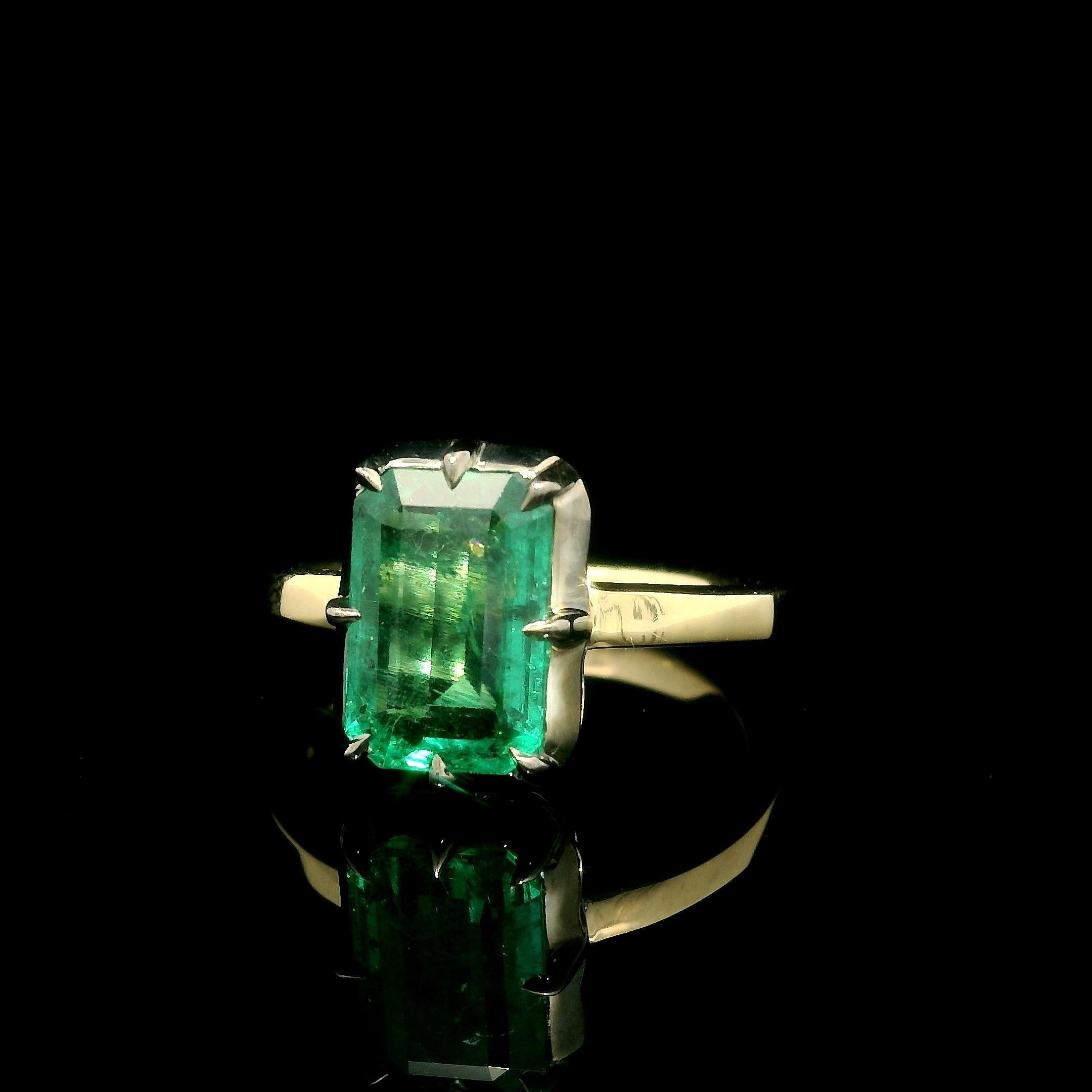 Taille émeraude Top en or jaune 18k massif A Silver  A Collet Set GIA 2.44ct Emerald Solitaire Ring en vente
