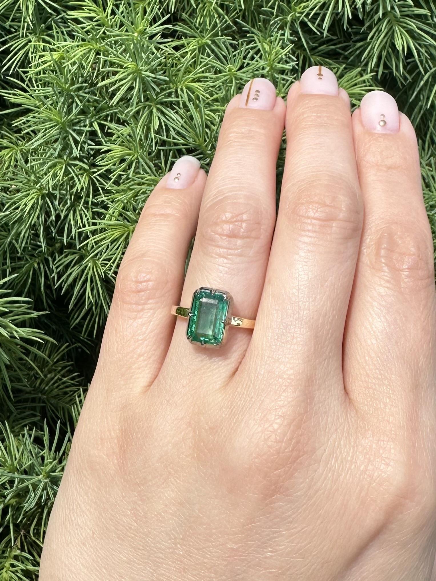 Top en or jaune 18k massif A Silver  A Collet Set GIA 2.44ct Emerald Solitaire Ring Pour femmes en vente