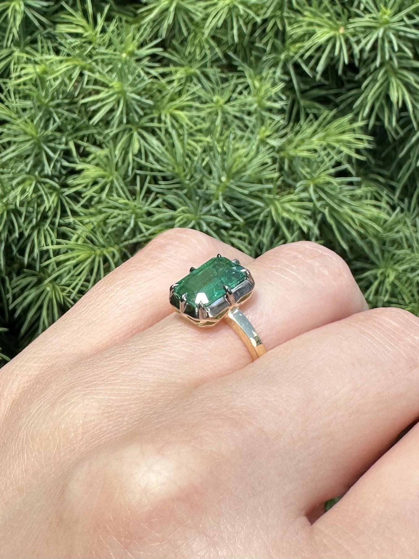 Top en or jaune 18k massif A Silver  A Collet Set GIA 2.44ct Emerald Solitaire Ring en vente 1