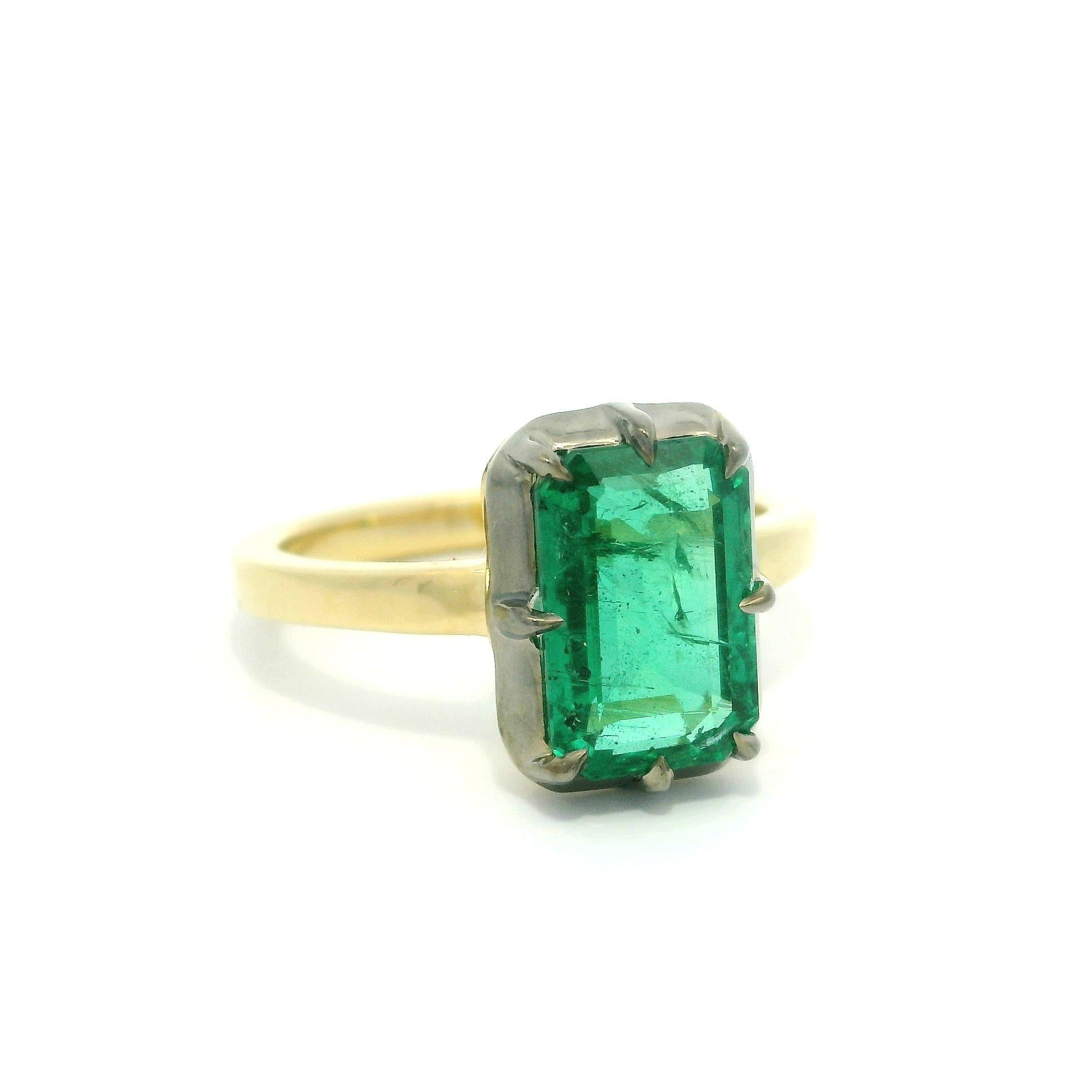 Top en or jaune 18k massif A Silver  A Collet Set GIA 2.44ct Emerald Solitaire Ring en vente 2