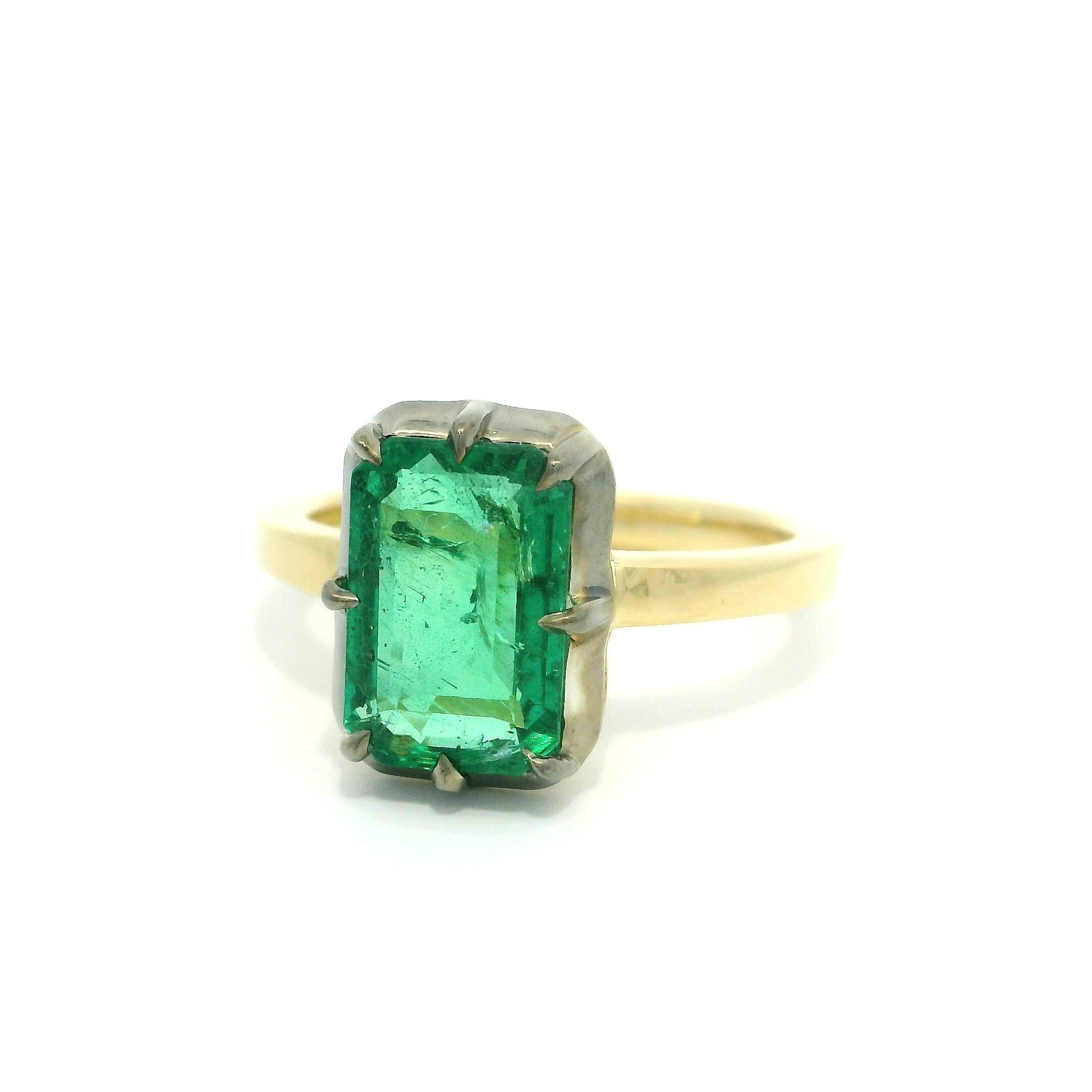 Top en or jaune 18k massif A Silver  A Collet Set GIA 2.44ct Emerald Solitaire Ring en vente 3