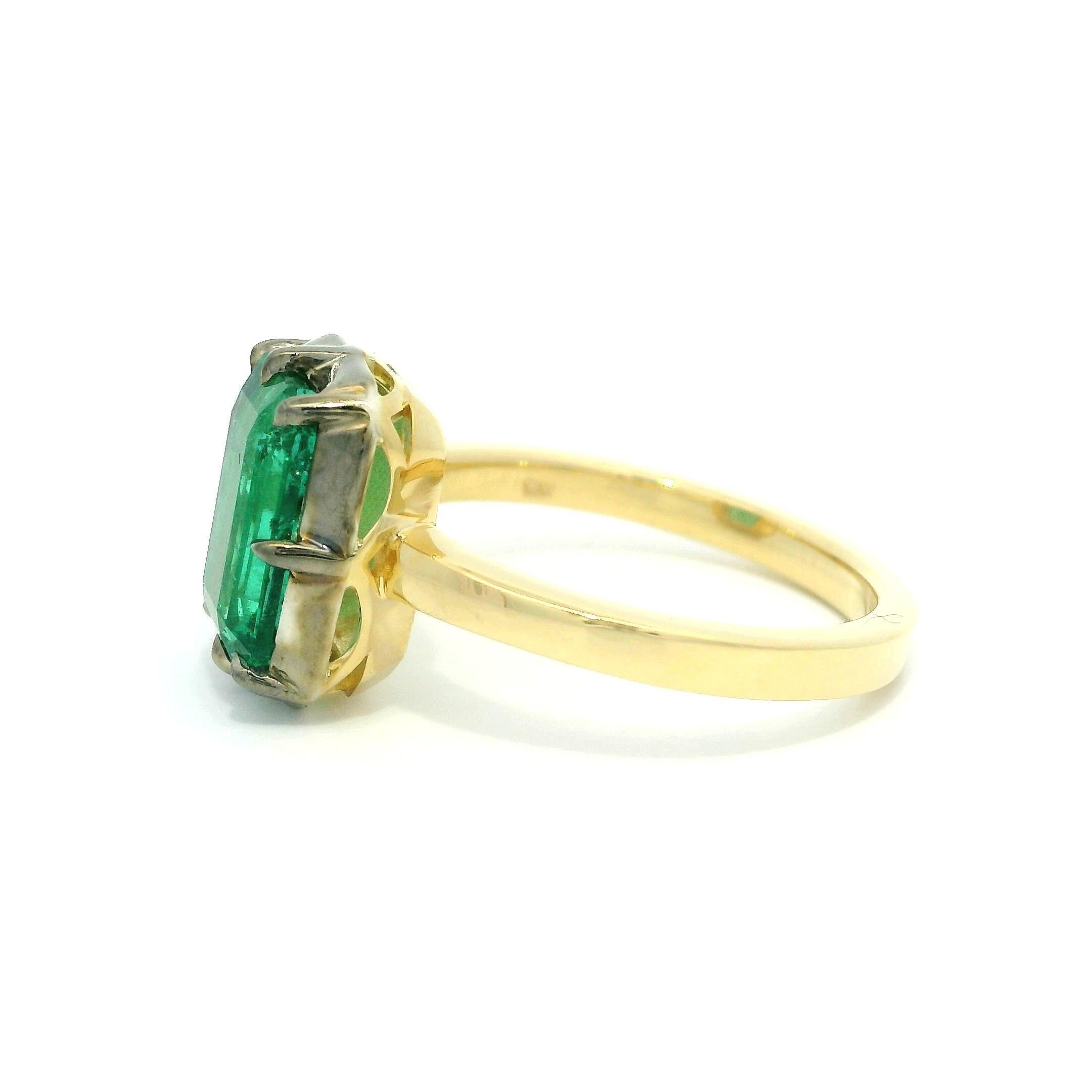 Top en or jaune 18k massif A Silver  A Collet Set GIA 2.44ct Emerald Solitaire Ring en vente 4