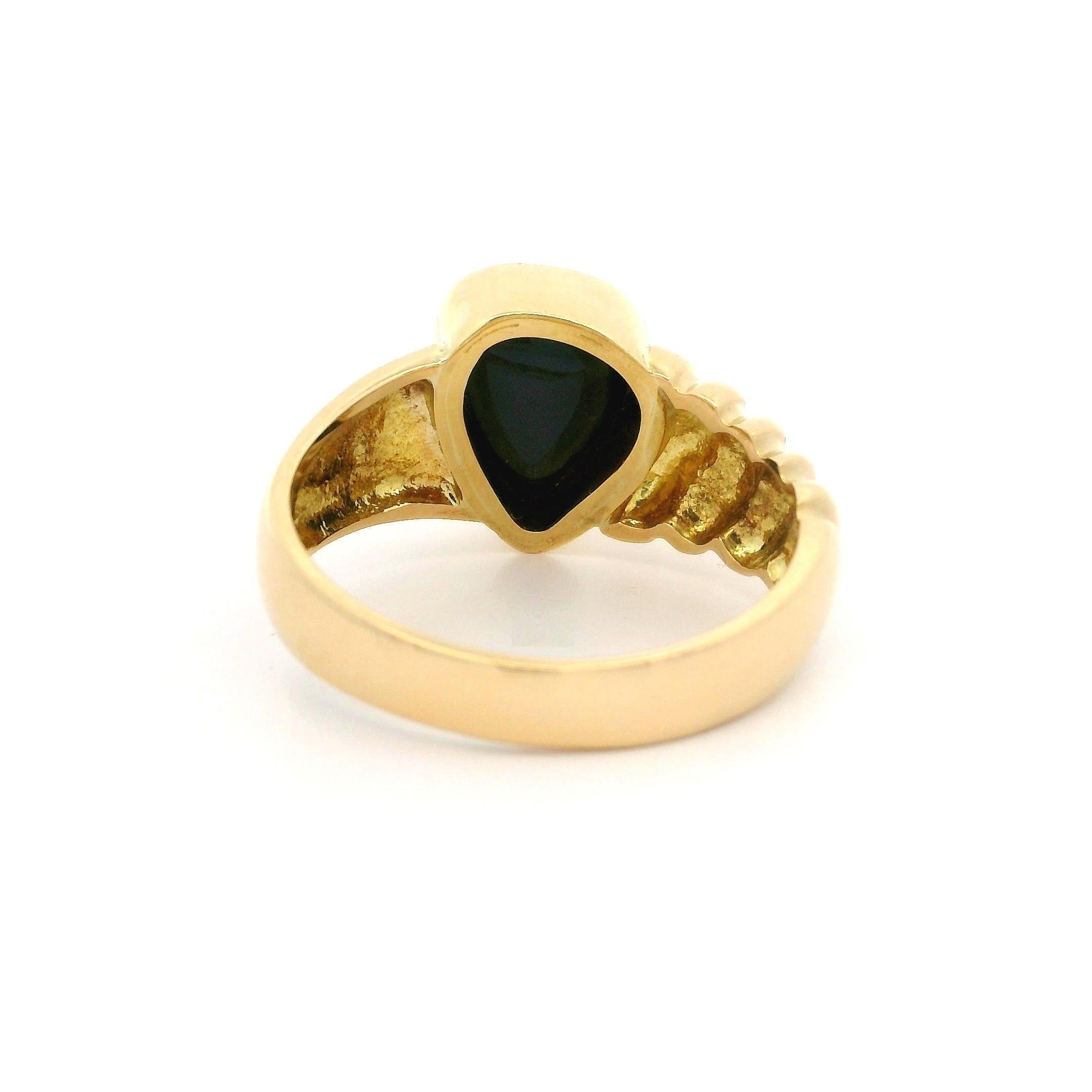 Bague solitaire en or jaune massif 18 carats à lunette triangulaire en Ammolite polie en vente 6