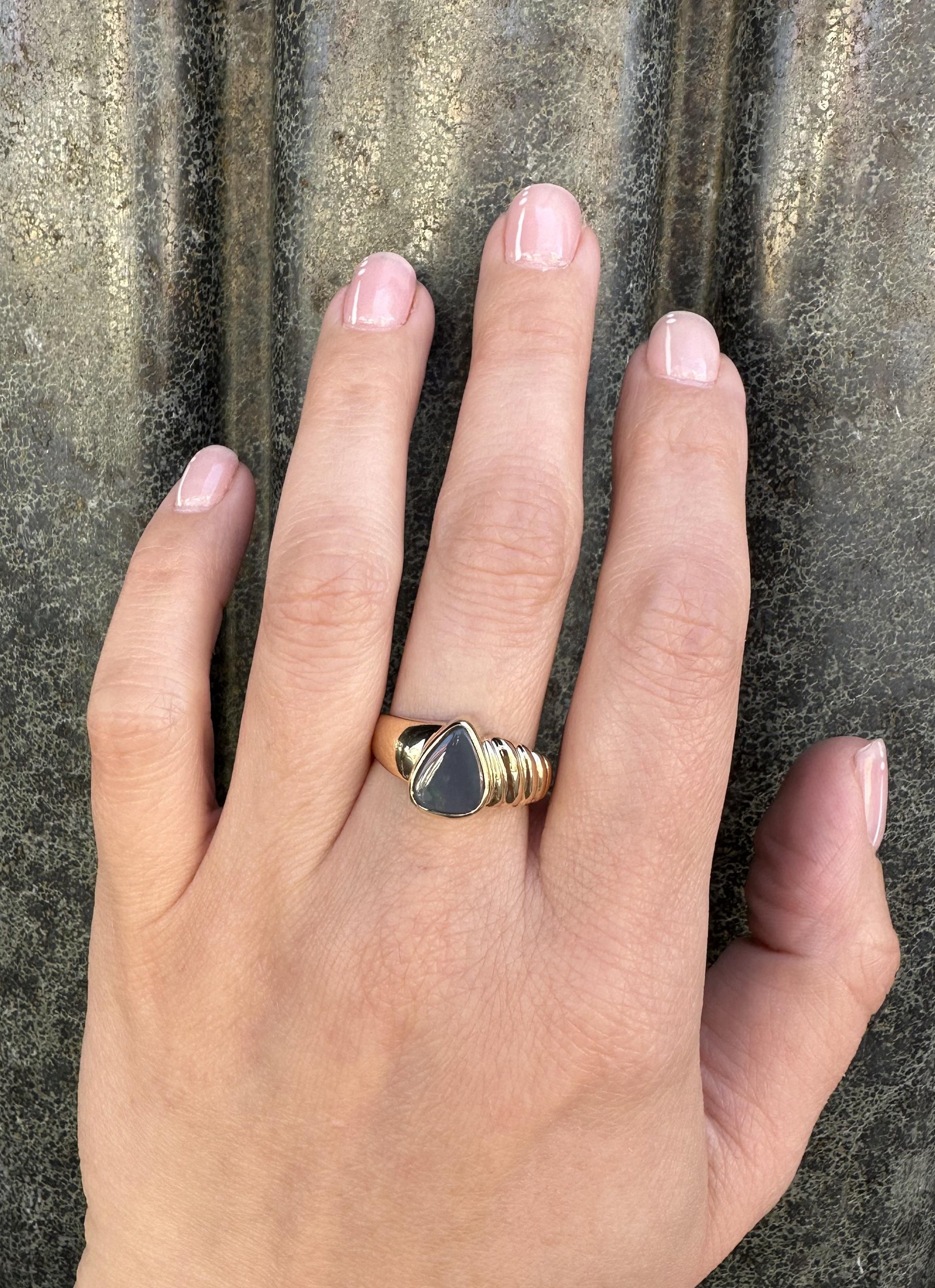 Bague solitaire en or jaune massif 18 carats à lunette triangulaire en Ammolite polie Excellent état - En vente à Montclair, NJ