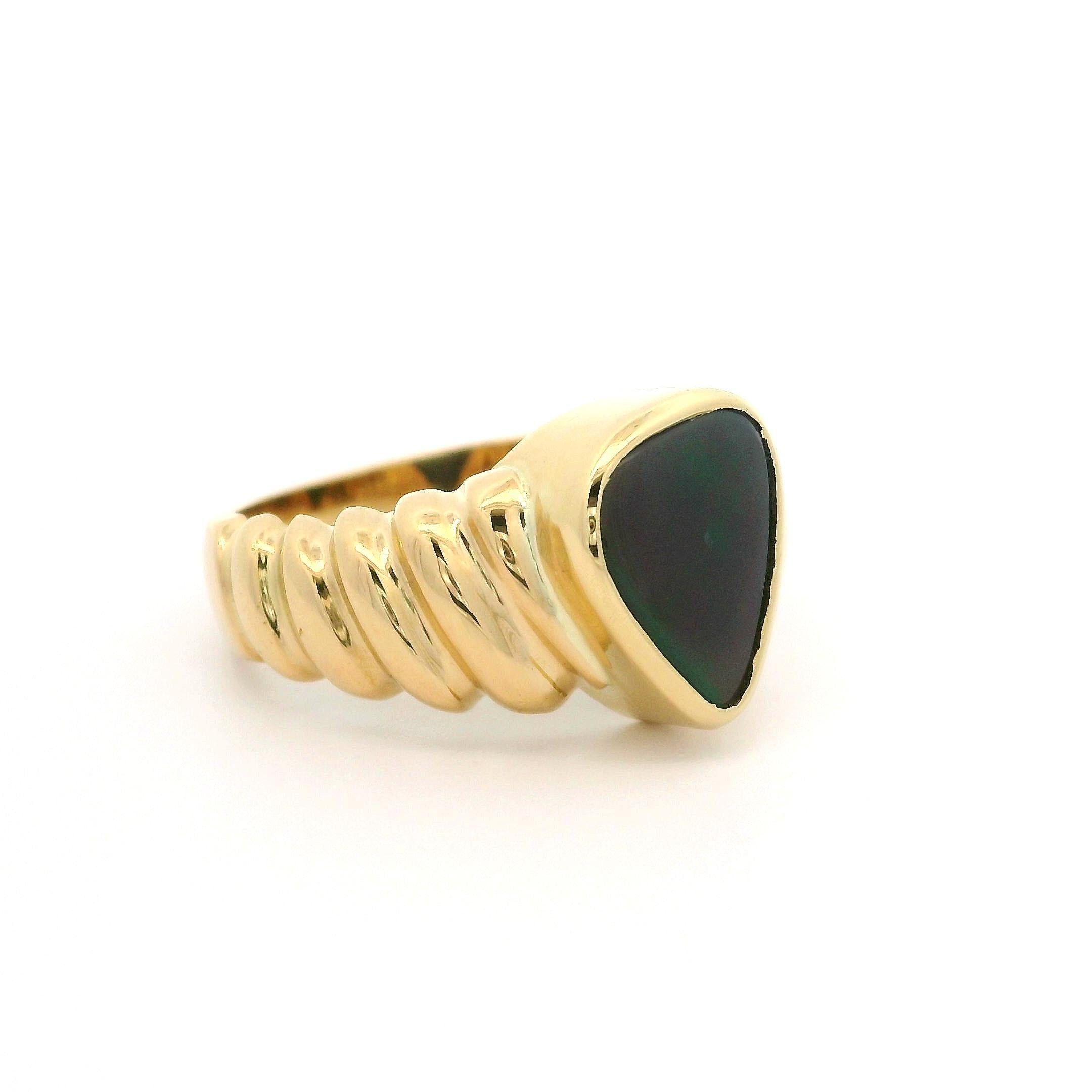 Bague solitaire en or jaune massif 18 carats à lunette triangulaire en Ammolite polie en vente 1