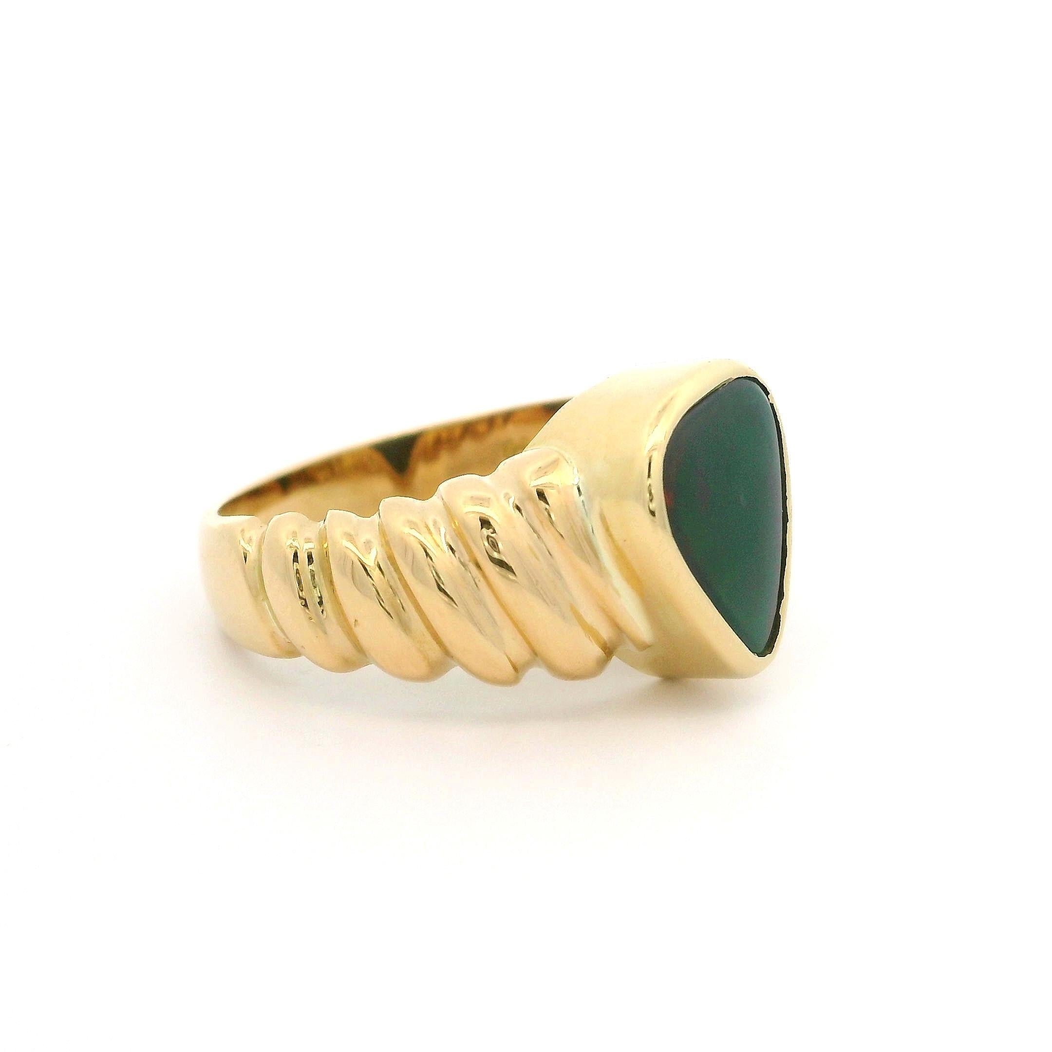 Bague solitaire en or jaune massif 18 carats à lunette triangulaire en Ammolite polie en vente 2