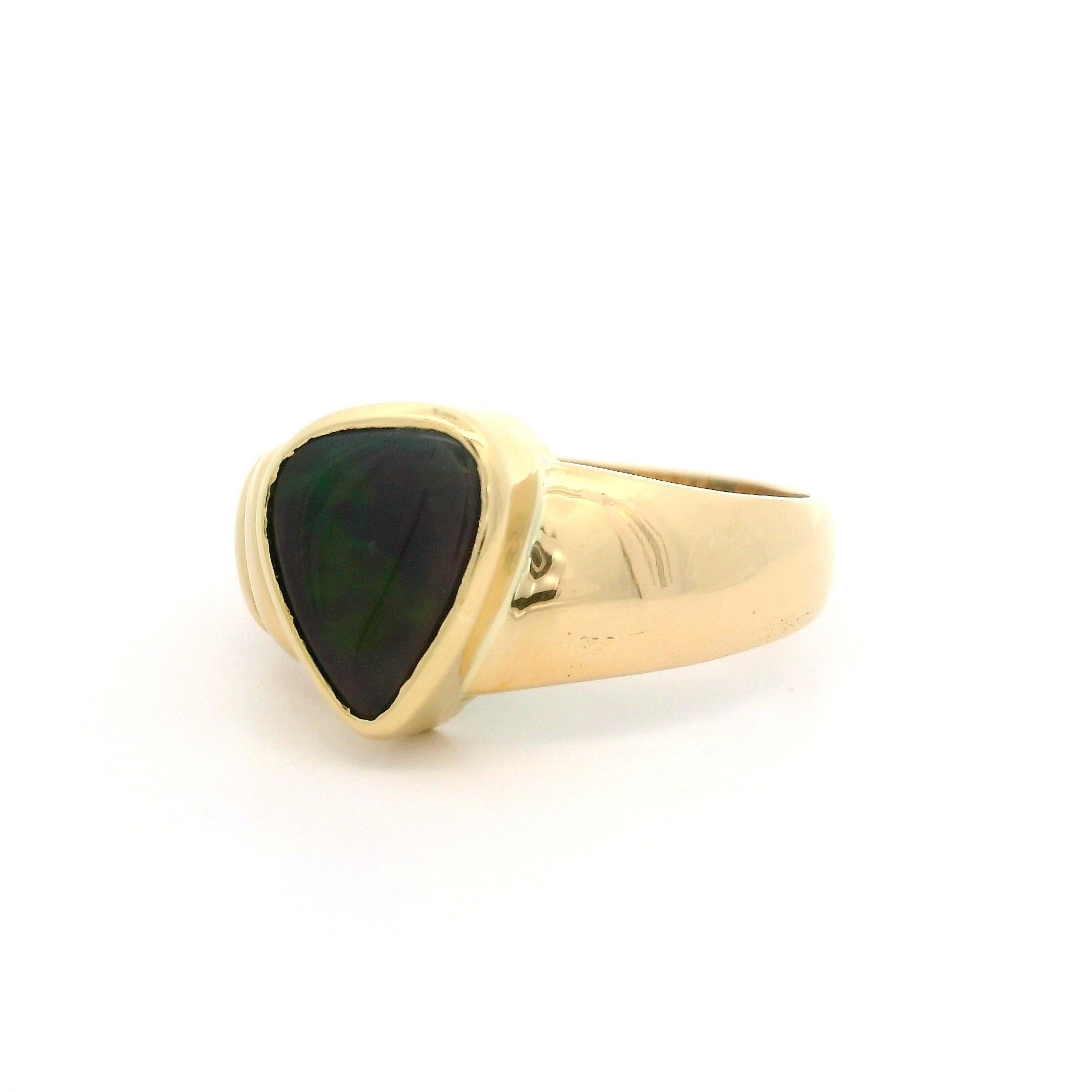 Bague solitaire en or jaune massif 18 carats à lunette triangulaire en Ammolite polie en vente 3