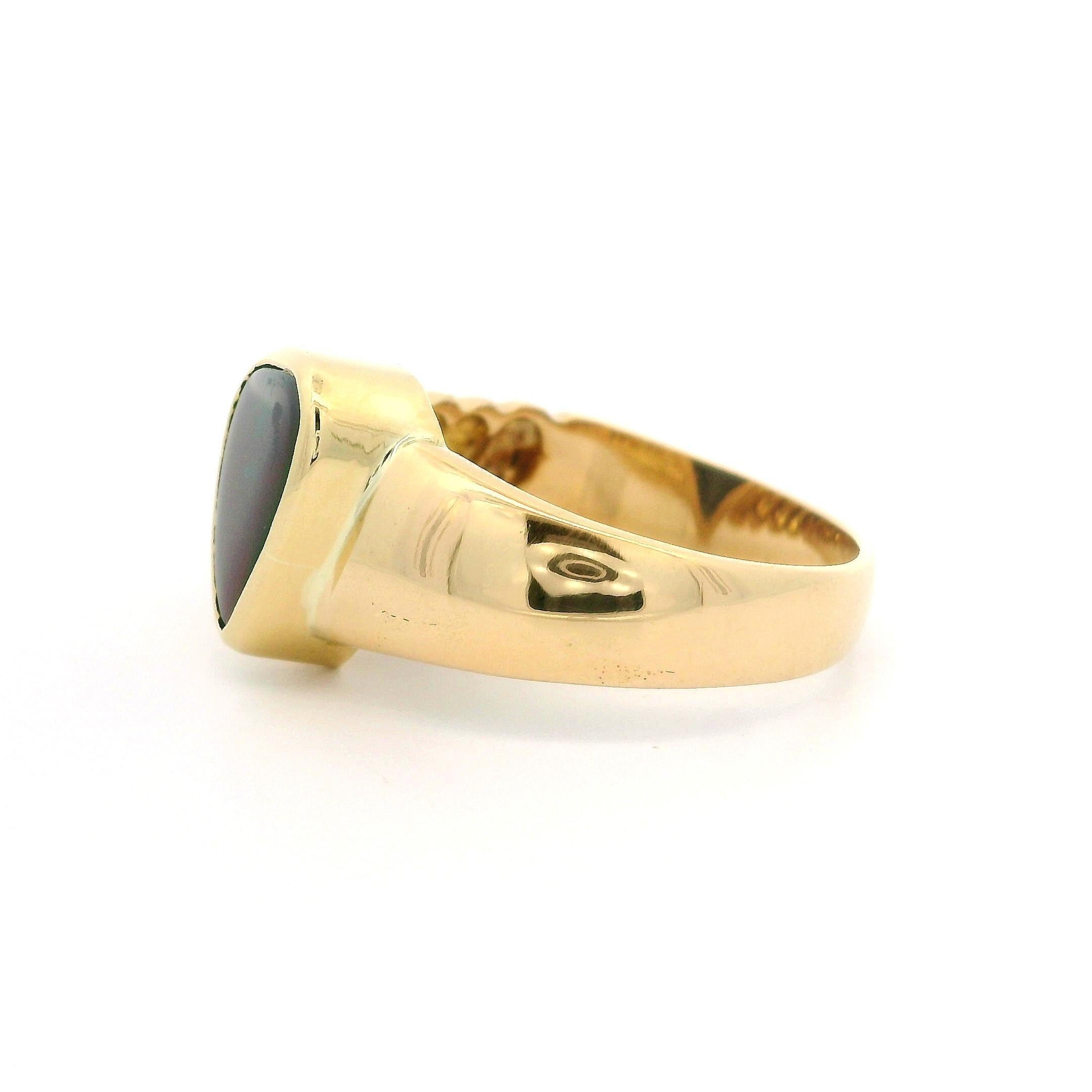 Bague solitaire en or jaune massif 18 carats à lunette triangulaire en Ammolite polie en vente 4