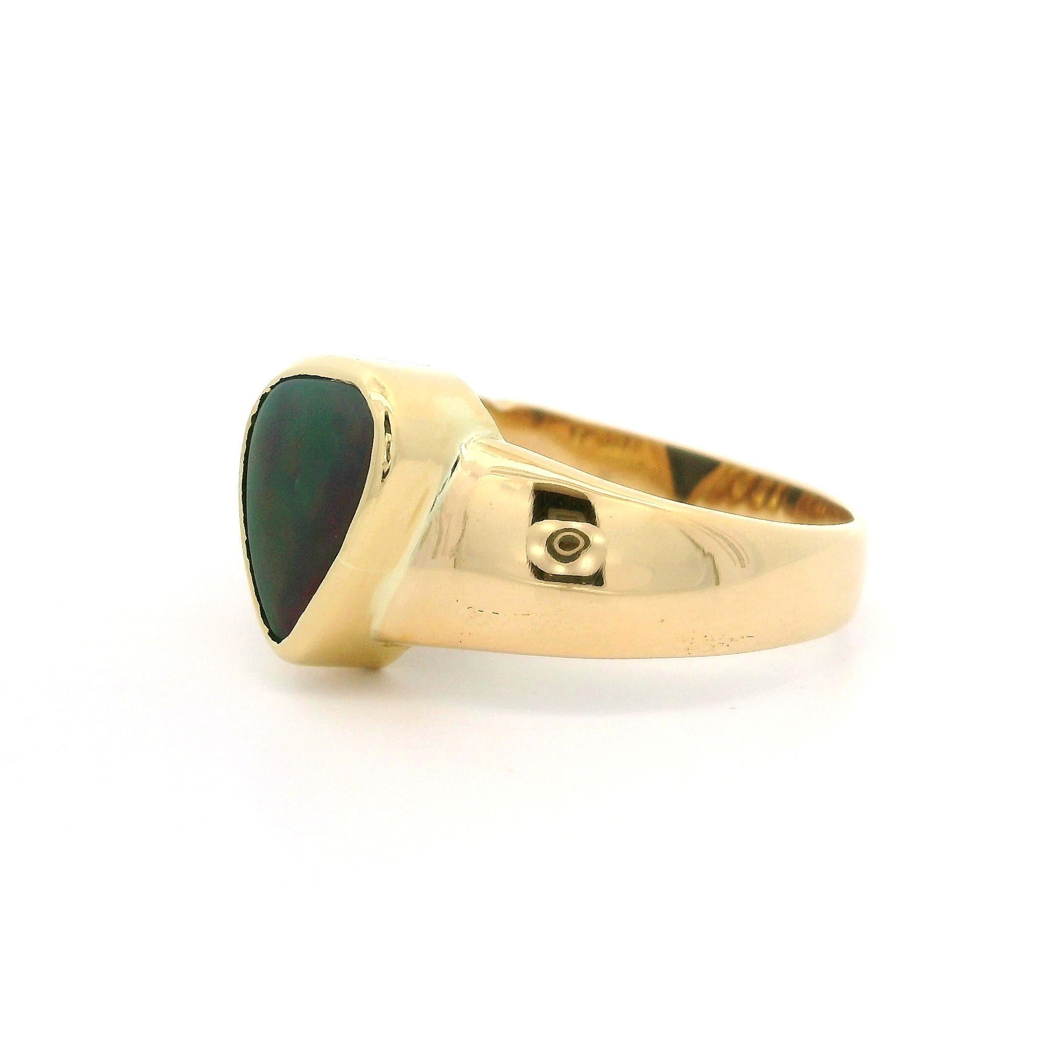 Bague solitaire en or jaune massif 18 carats à lunette triangulaire en Ammolite polie en vente 5
