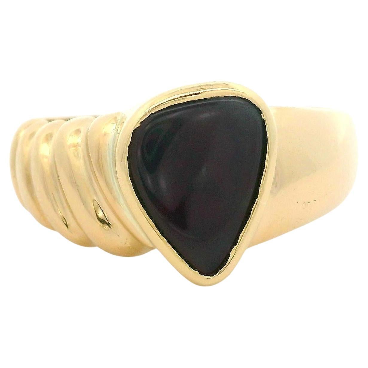 Anillo solitario con bisel triangular de ammolita pulida estriada de oro amarillo macizo de 18k