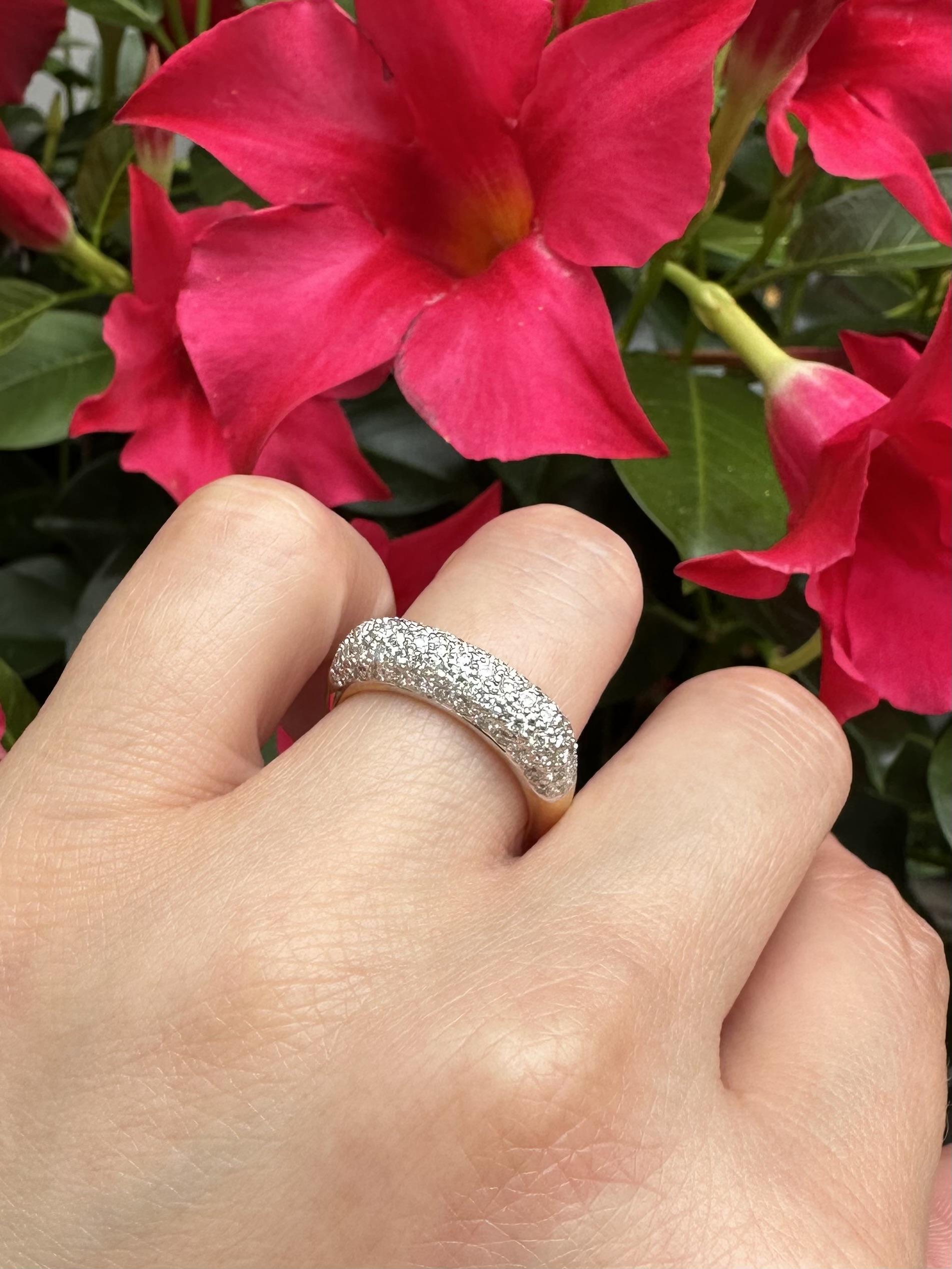Massive 18k Gelb & Weiß Gold 1ctw Pave Diamond 5 Row Domed Band Ring im Zustand „Hervorragend“ im Angebot in Montclair, NJ