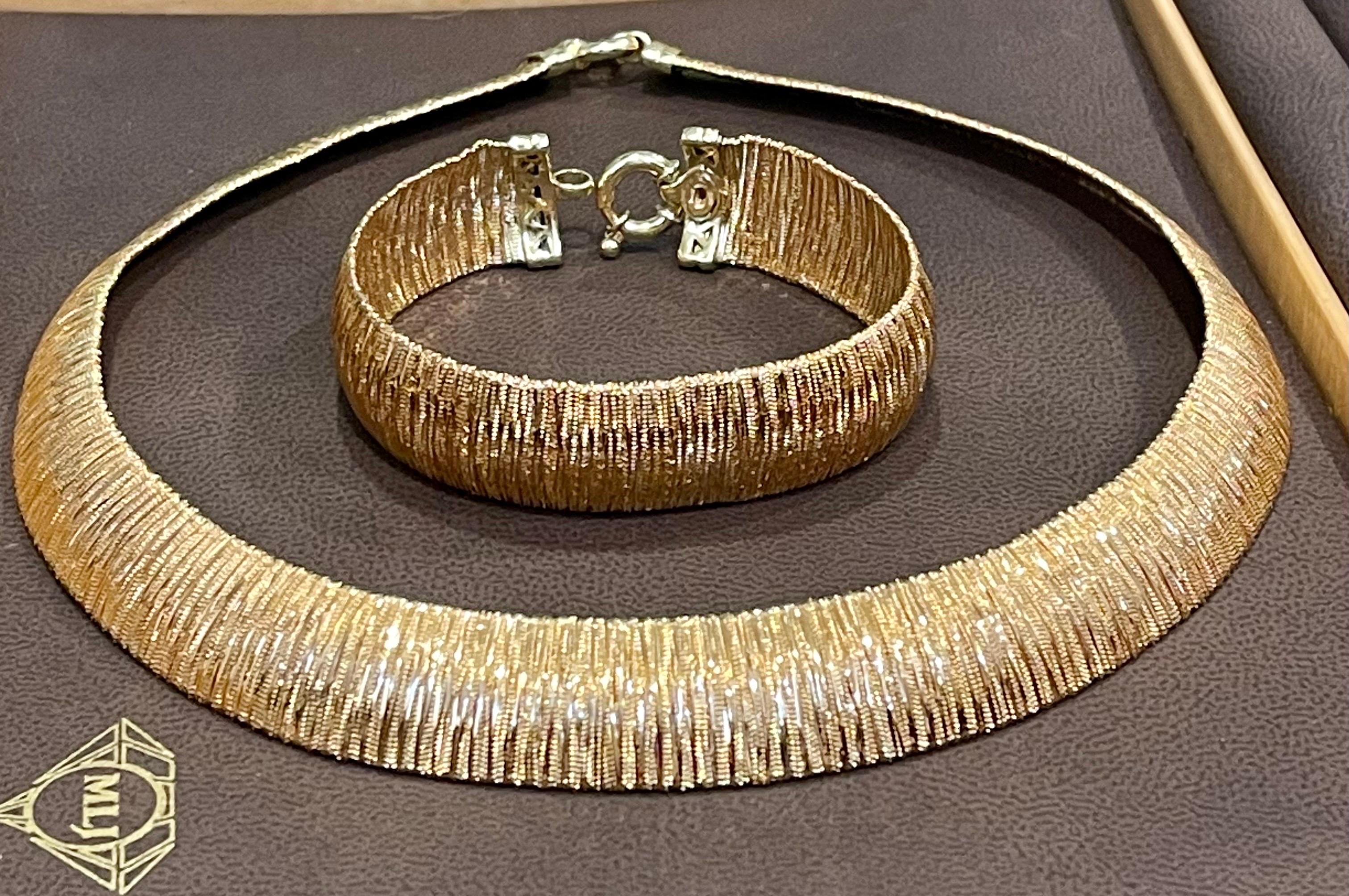 Collier bavoir Cleopatra en or jaune 18Kt massif Collier Choker & Bracelet 68Gm , Italien 
Vintage 18 Karat  Jaune martelé  or  collier large avec bracelet assorti.
0.75 pouces  de large au milieu et 1 cm de large à l'extrémité 
16 