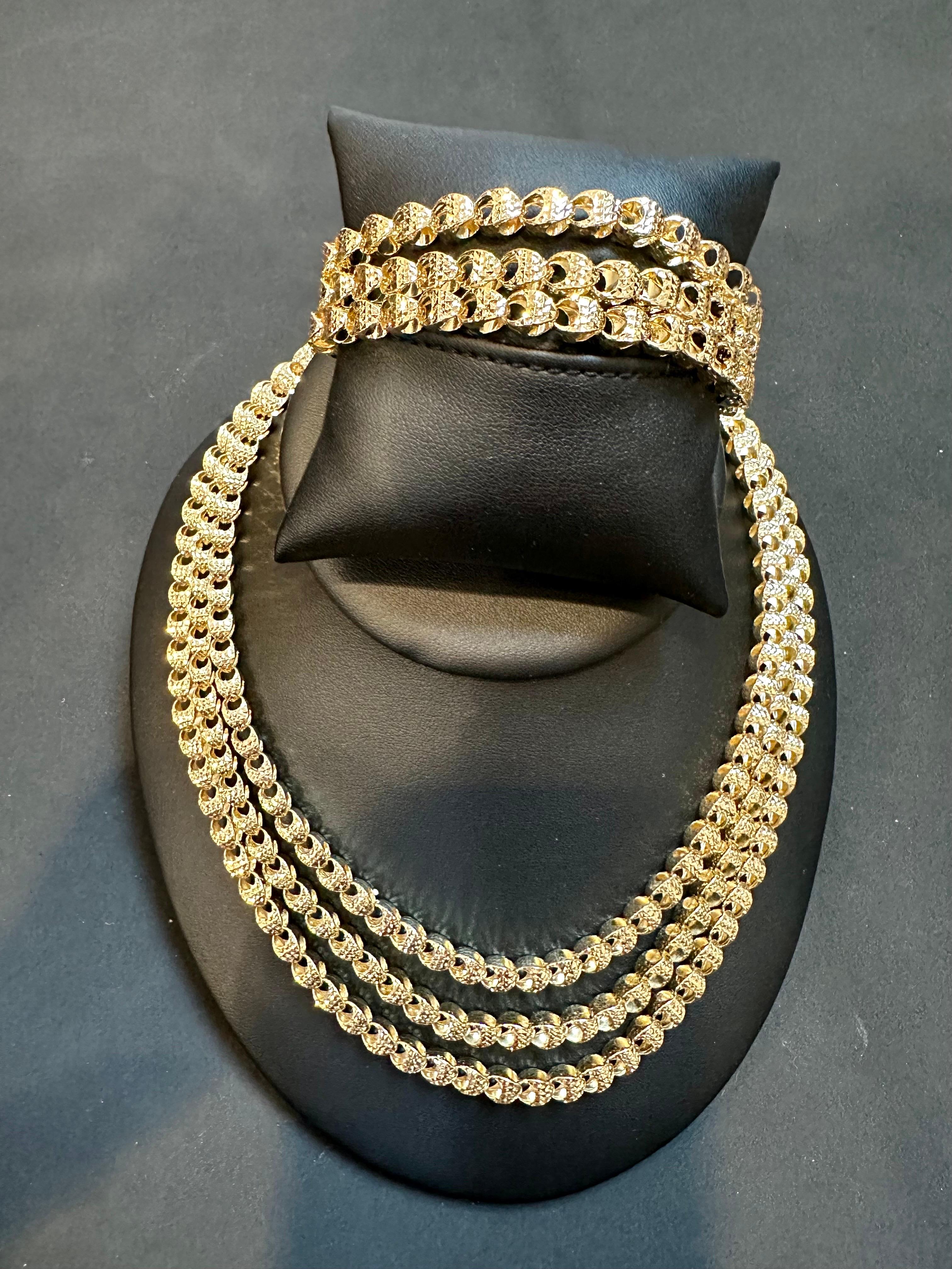 Diese dreilagige Halskette aus gehämmertem 18-karätigem Gelbgold mit passendem Armband ist ein wunderschönes Schmuckstück. Die Halskette misst 20 Zoll in der Gesamtlänge, mit der ersten Schicht misst 16 Zoll, die zweite Schicht misst 18 Zoll, und