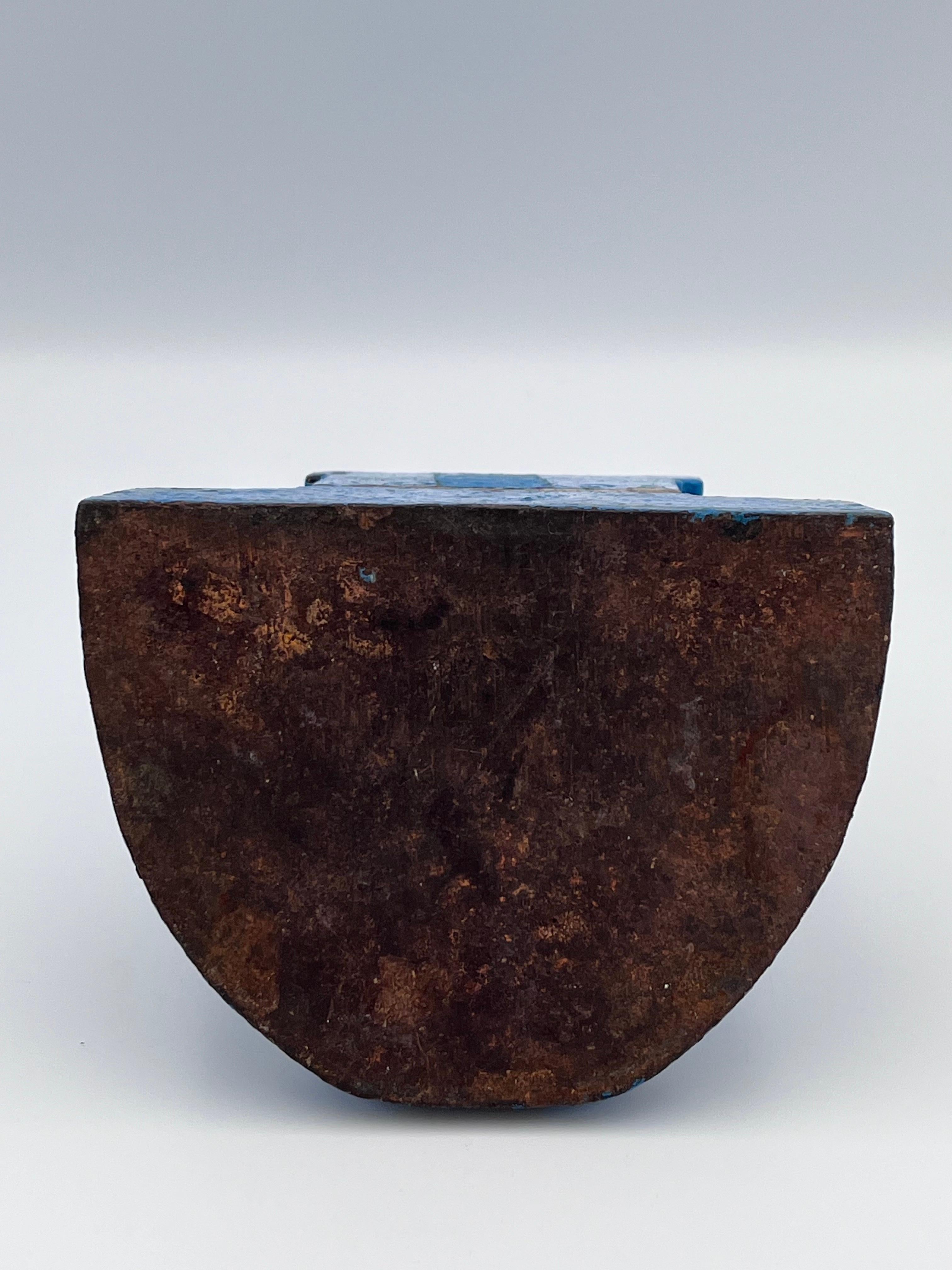 Solido esemplare del 1920 in stile Art Deco di Judd Co. Fermaporta campanaro in ghisa blu in vendita 2