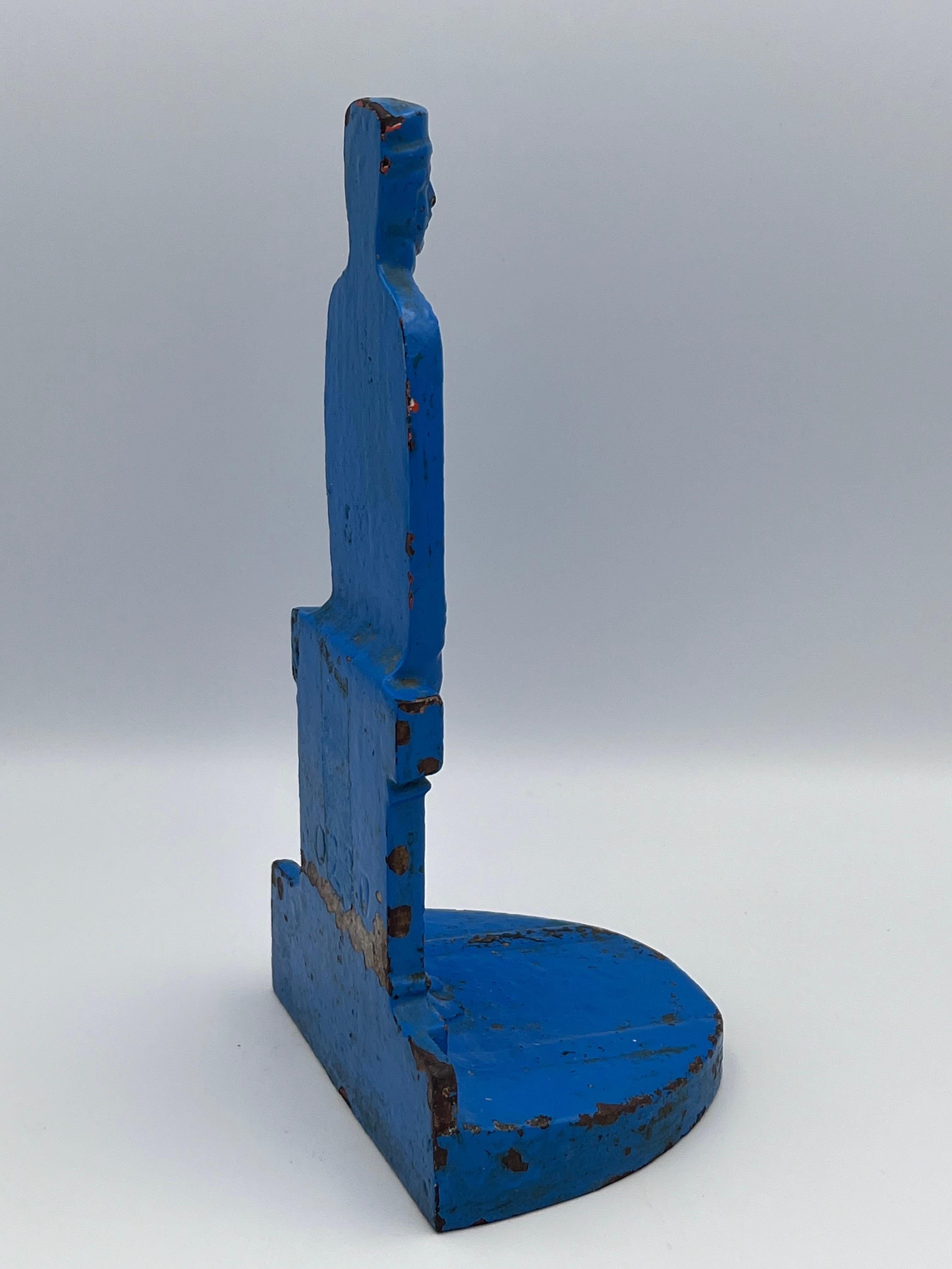 Solido esemplare del 1920 in stile Art Deco di Judd Co. Fermaporta campanaro in ghisa blu In condizioni buone in vendita a Red Lion, PA