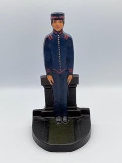 Solide 1920
s Art Deco Judd Manufacturing Co. Türstopper Bellhop aus blauem Gusseisen