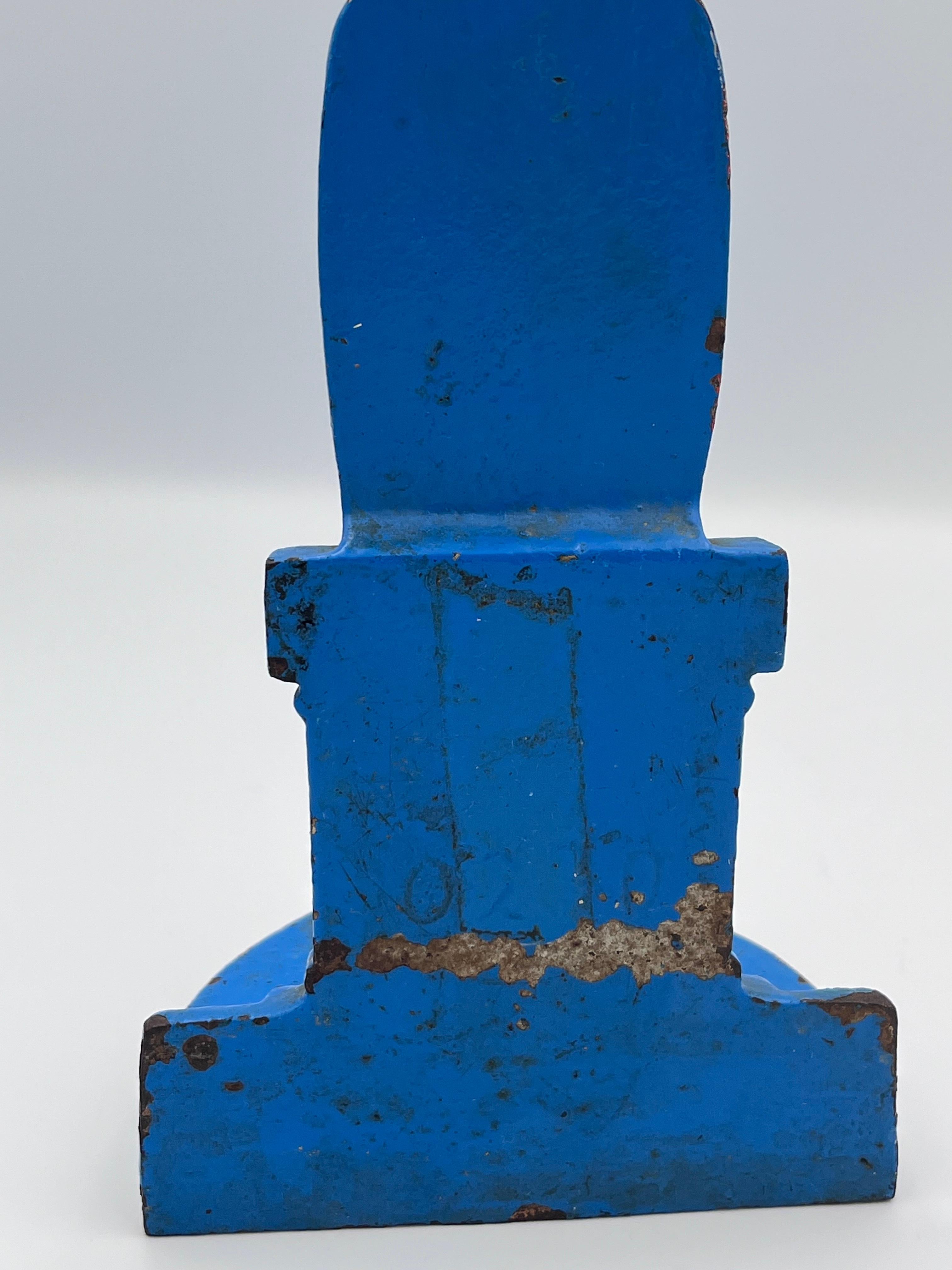 Solido esemplare del 1920 in stile Art Deco di Judd Co. Fermaporta campanaro in ghisa blu in vendita 1