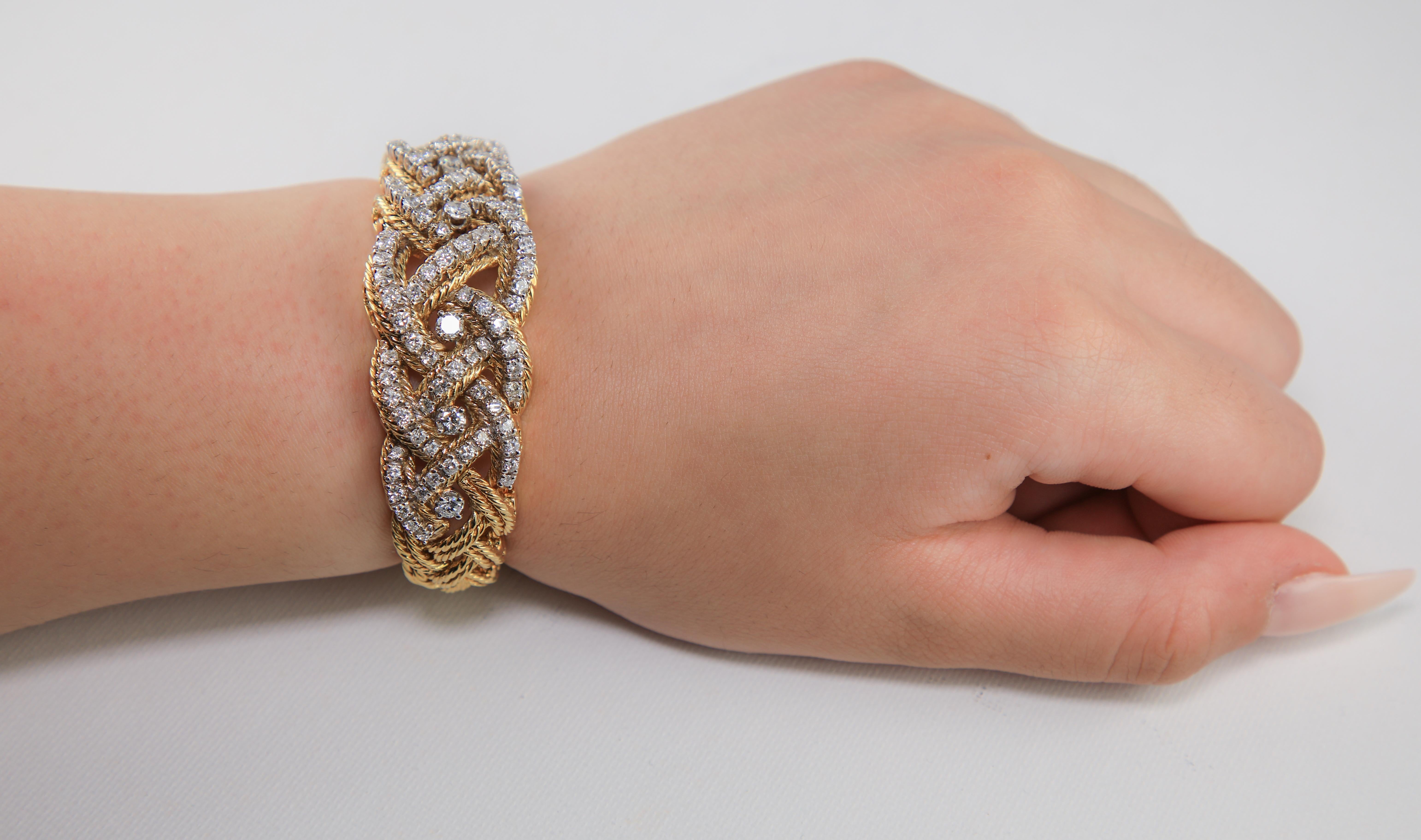 Bracelet en or massif 18 carats des années 1960 avec diamants de 4,50 carats
Créé par des artisans italiens dans les années 1960, à New York, ce superbe bracelet en 18k a su préserver le charme et la classe de l'époque. Les meilleurs artisans ont