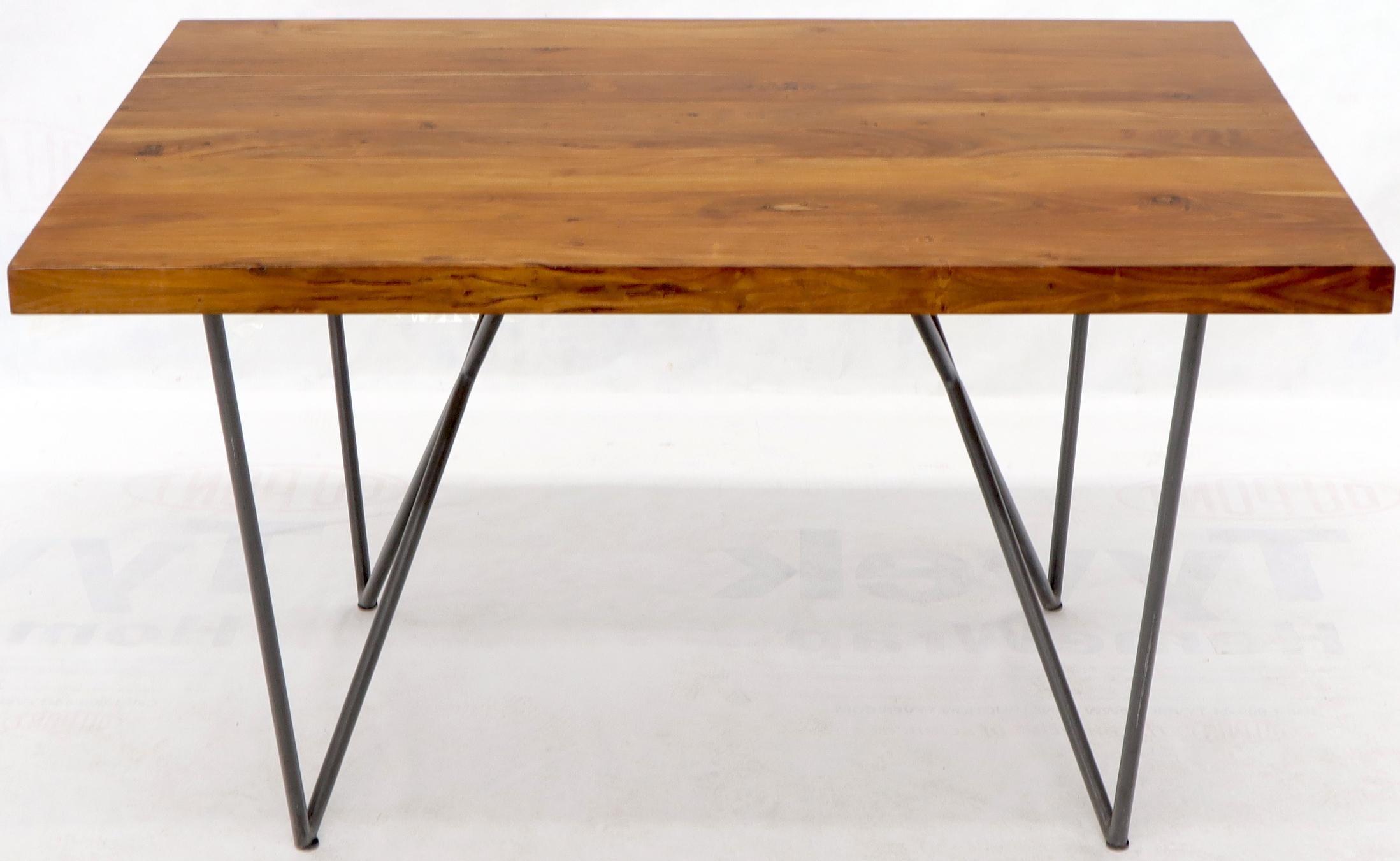 Mid-Century Modern Table de salle à manger en teck massif épais avec plateau en bloc et pieds en épingle à cheveux en vente