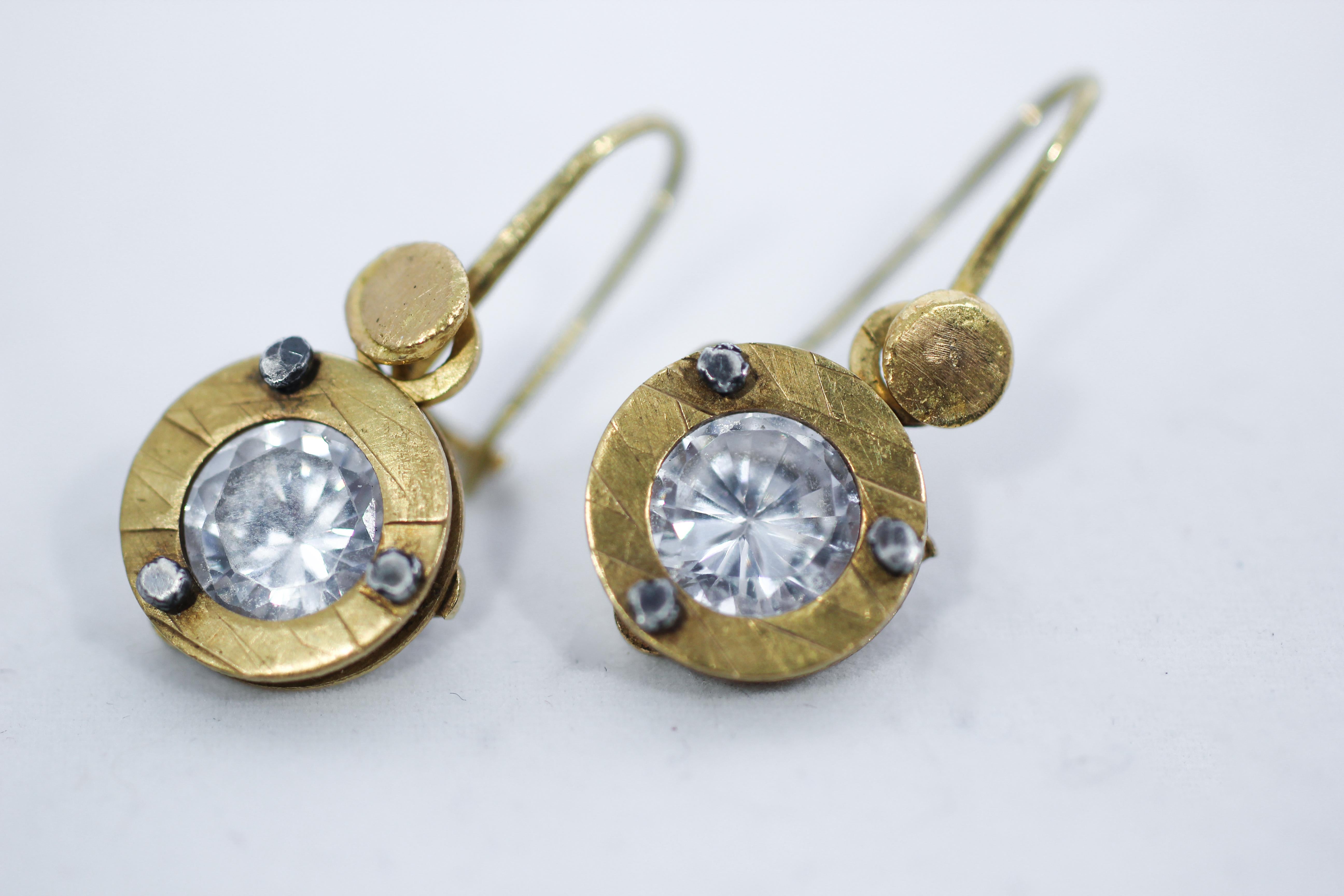 Taille ronde Boucles d'oreilles pendantes contemporaines en or massif 21-22 carats pour mariage AB Jewelry, NYC en vente