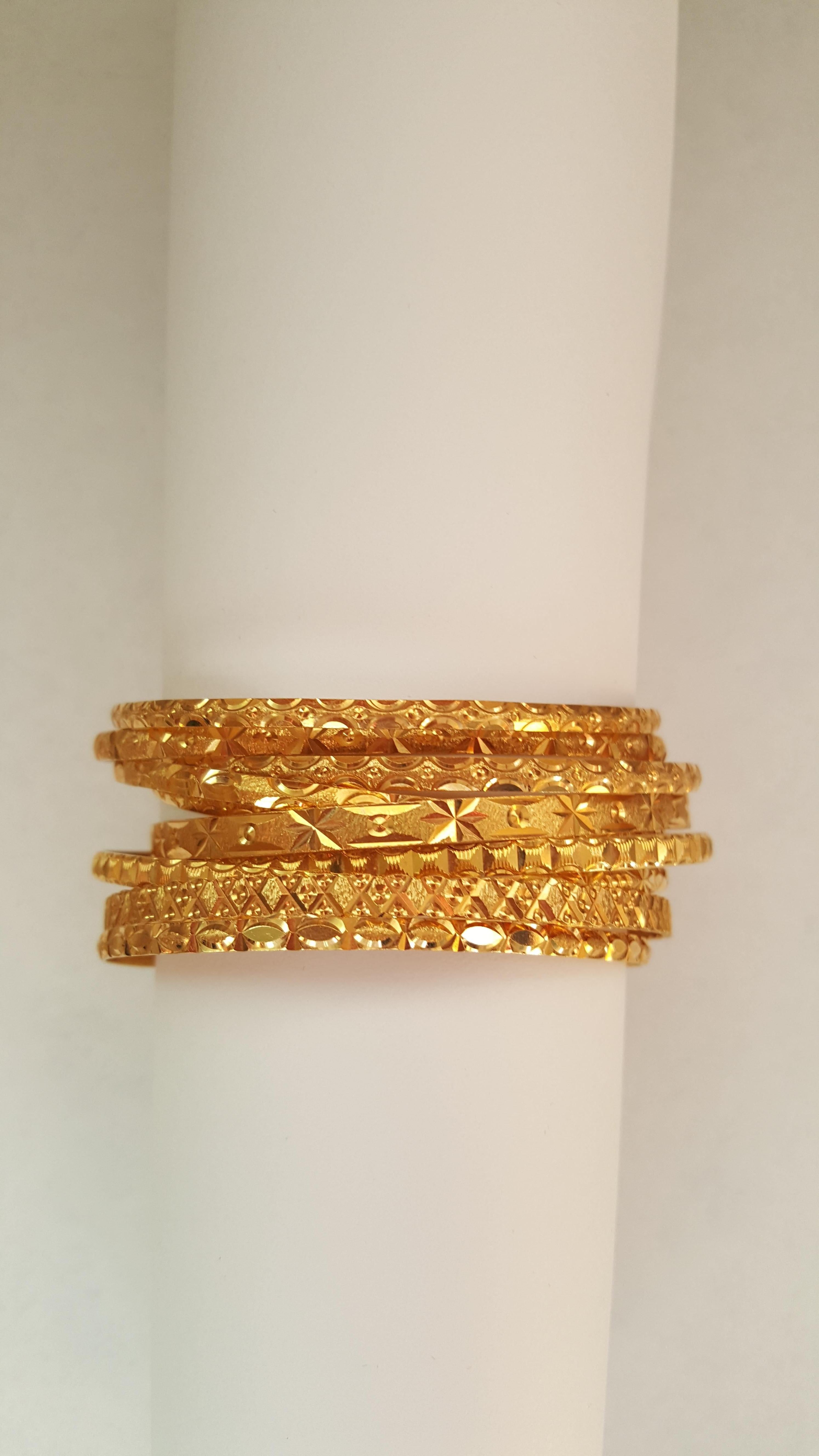 Modern Solid 21kt Gold Bangles Set of 11 Very Good Condition Diamond Cut 104.96 grams