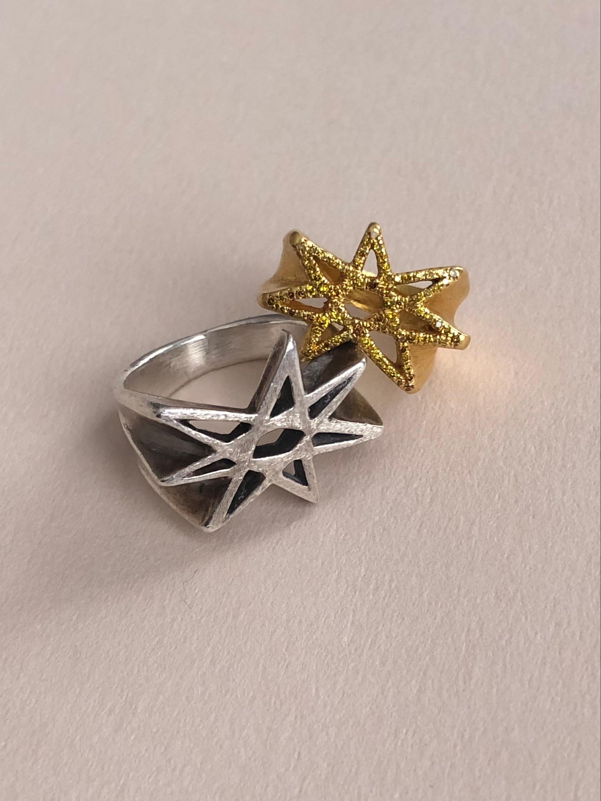 Artiste Bague en or jaune massif 22 carats et diamant jaune fantaisie pavé en vente