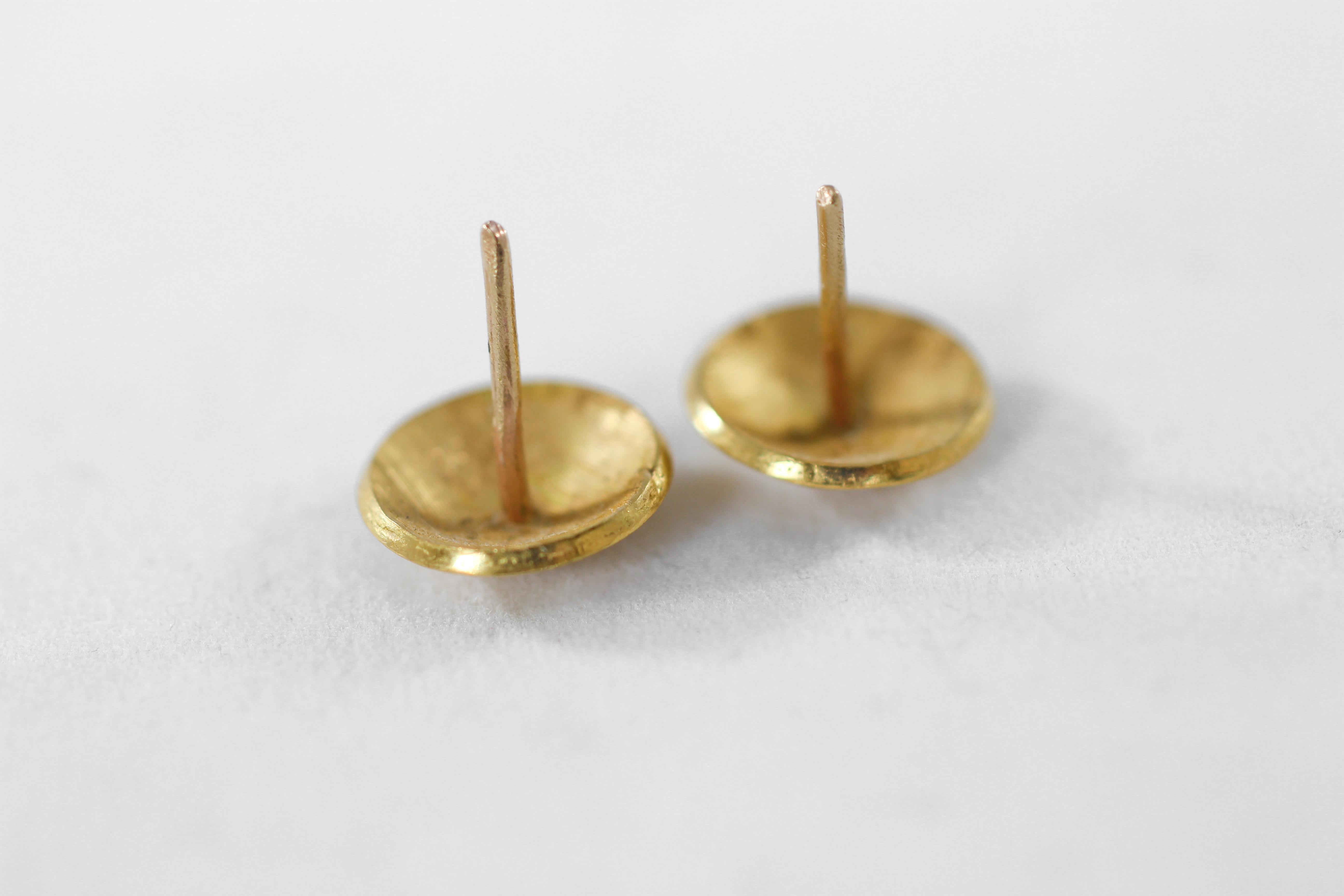 Taille ronde Clous d'oreilles en or massif 22 carats - 21 carats gravés par AB Jewelry NYC en vente