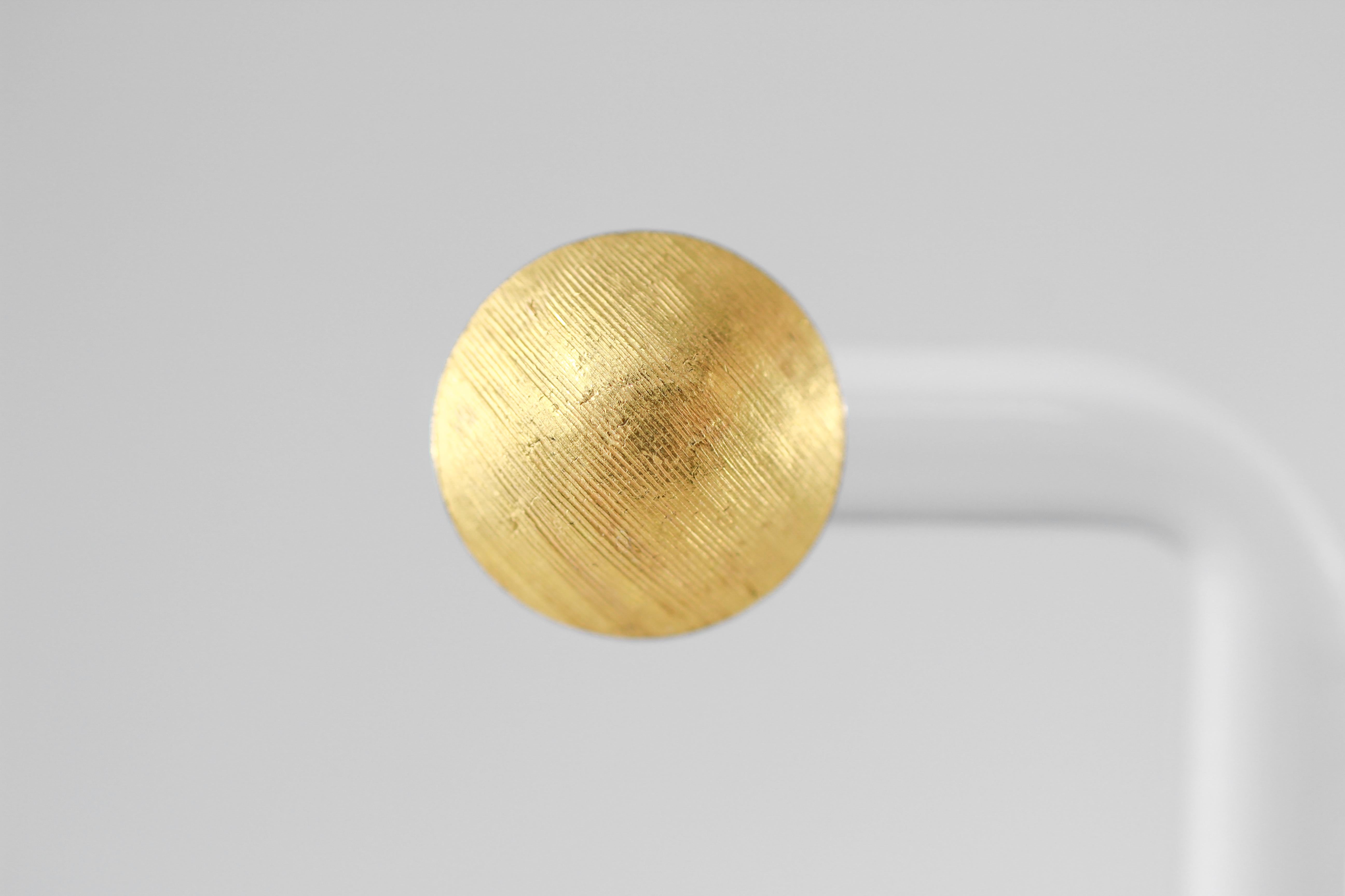 Benutzerdefinierter Eintrag. Elegante kleine Ohrstecker aus 21-karätigem Gold mit 18-karätigem Ohrstecker. Die passen buchstäblich zu allem. Modern und minimalistisch im Design werden sie von Hand gefertigt. Die Oberfläche dieser Ohrringe wird von