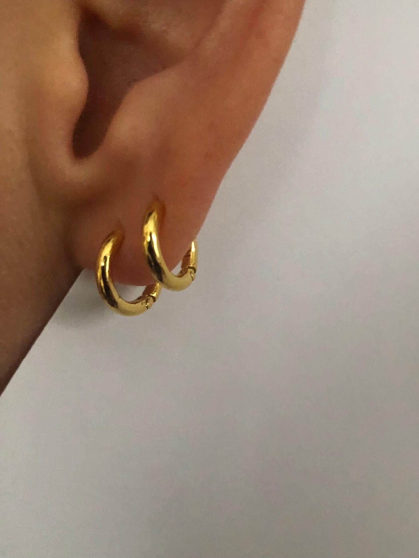 Cerchi huggie in oro massiccio 22k realizzati a mano. Realizzato a grande richiesta come versione leggermente più grande dell'originale holdmeclose teeny huggie di RIMA JEWELS. Questa nuova versione misura 11,5 mm di larghezza e 7,3 mm di diametro