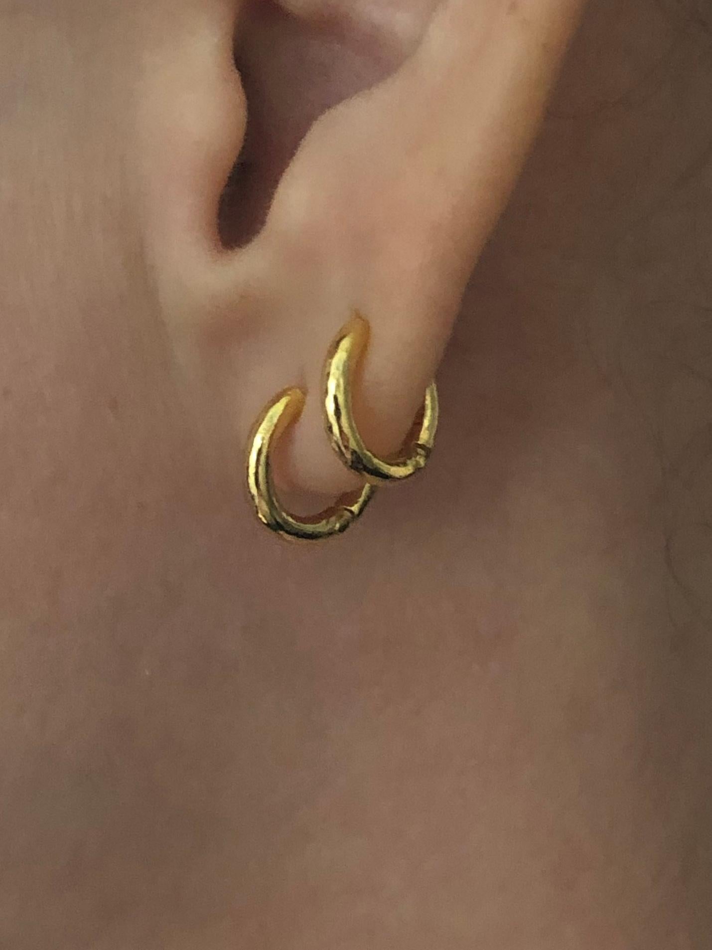 Artigiano Cerchi Huggie Snap in oro massiccio 22k in vendita