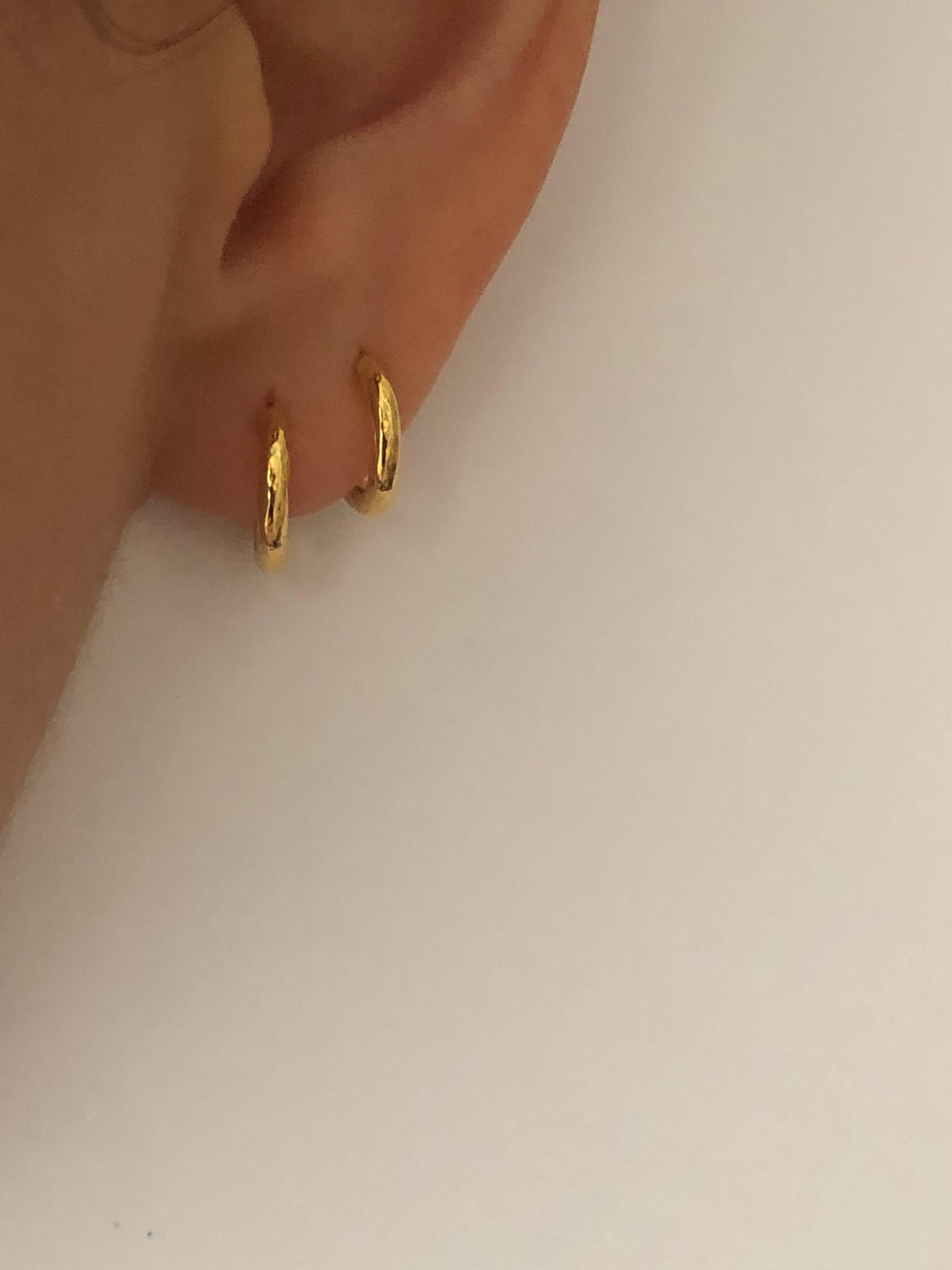 Cerchi Huggie Snap in oro massiccio 22k In condizioni Nuovo in vendita a New York, NY