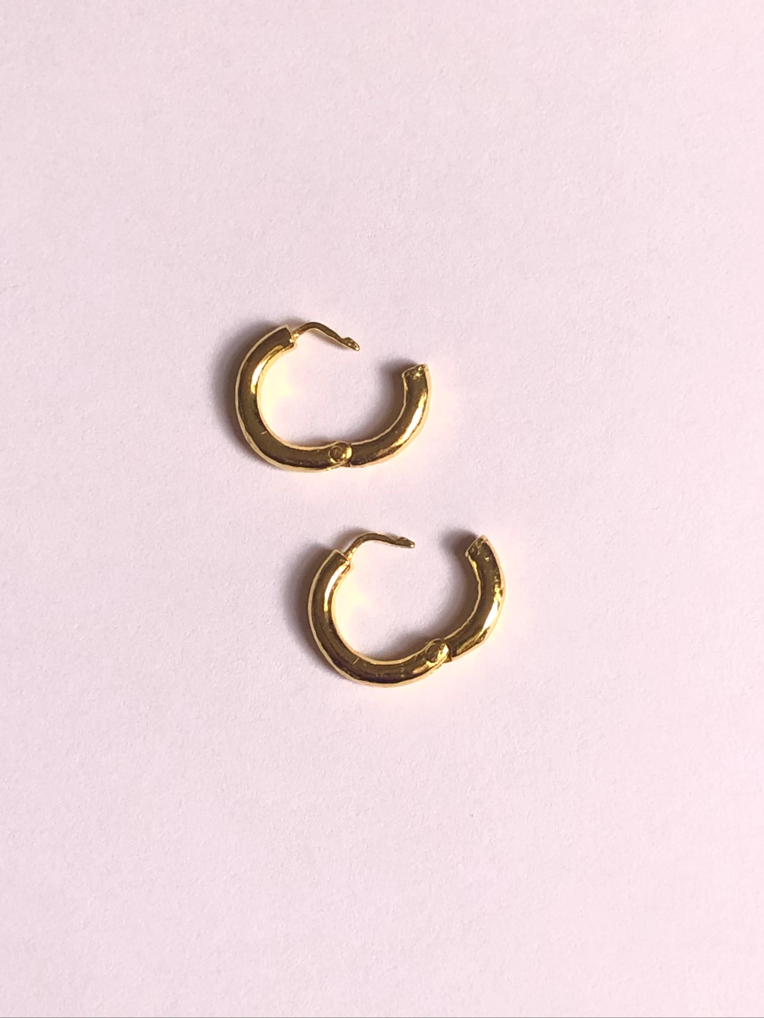 Cerchi Huggie Snap in oro massiccio 22k in vendita 1