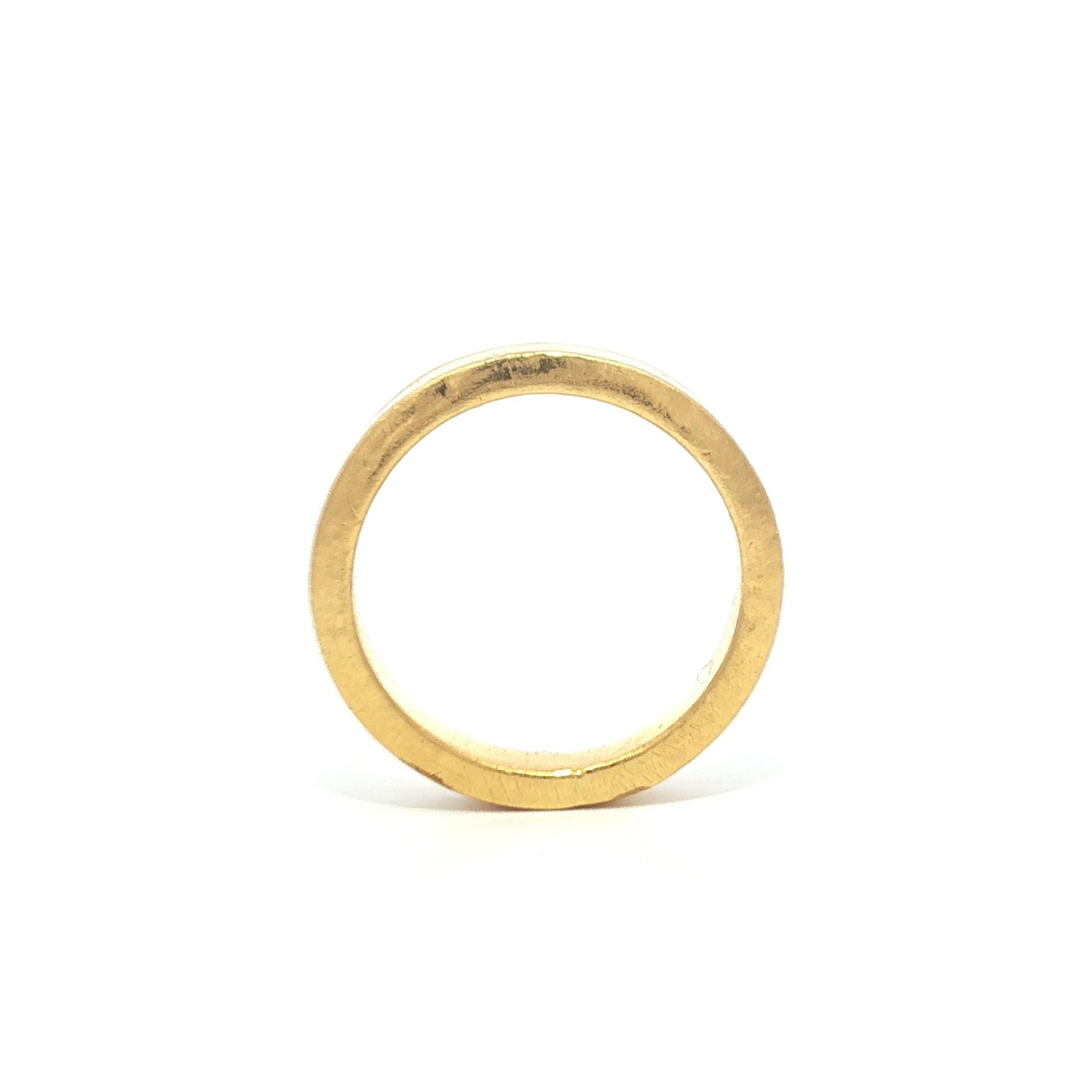 MATERIAL : Or jaune 24k massif
Poids : 6.91 grammes
Taille de la bague : 5.5 (Nous ne pouvons pas tailler cette bague sur mesure)
Largeur de l'anneau : 3,3 mm (0,13