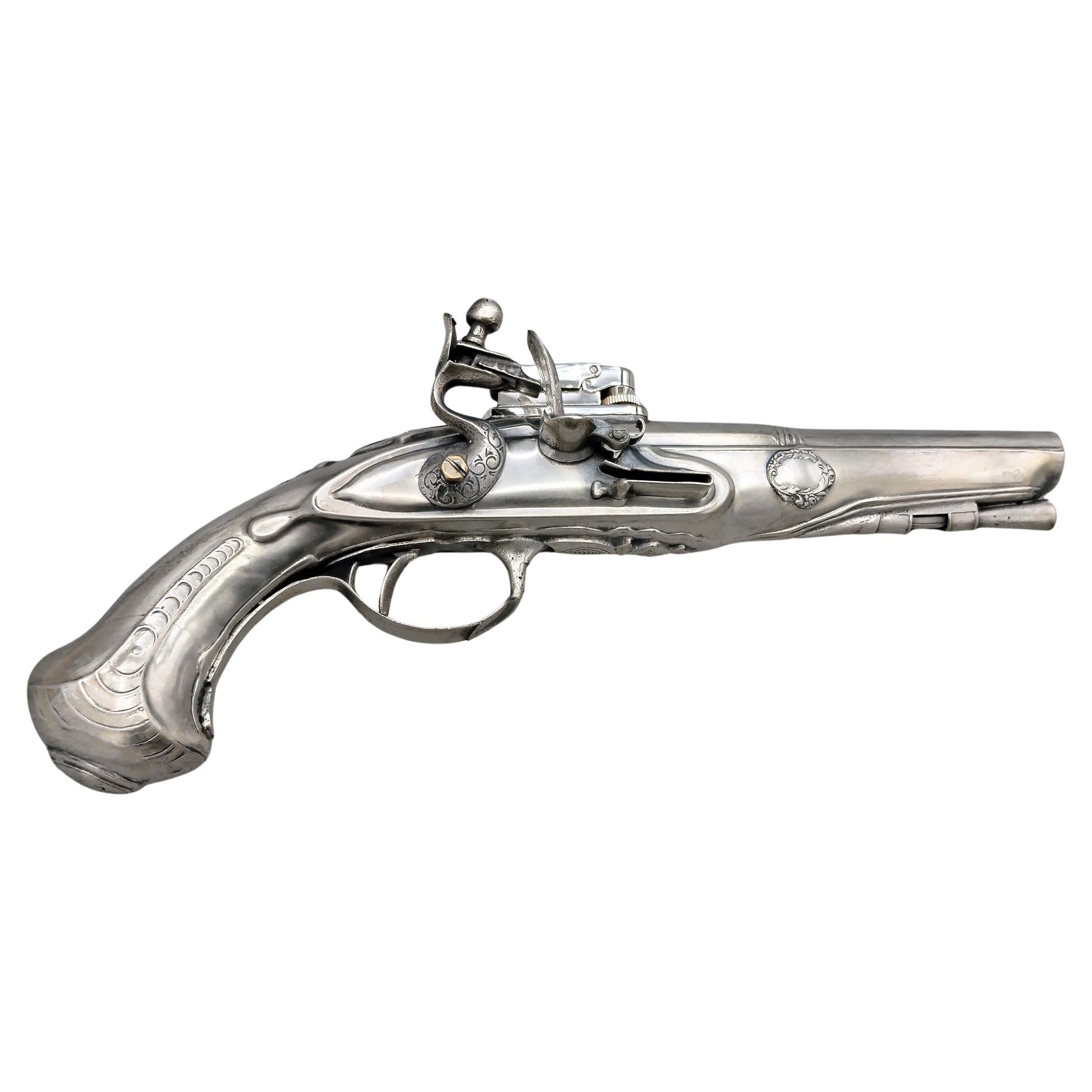 Solid 800 Silver lighter in the shape of an 18th century pistol im Angebot