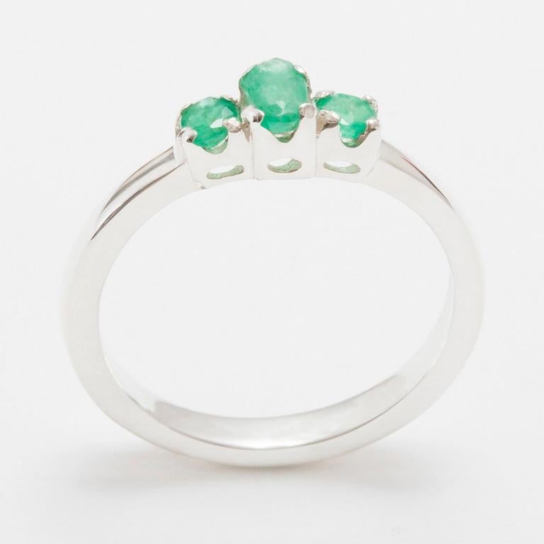 Im Angebot: Massiv 9k Weißgold Natürlicher Smaragd Damen Trilogy Ring anpassbar () 2