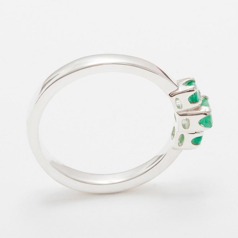 Im Angebot: Massiv 9k Weißgold Natürlicher Smaragd Damen Trilogy Ring anpassbar () 3