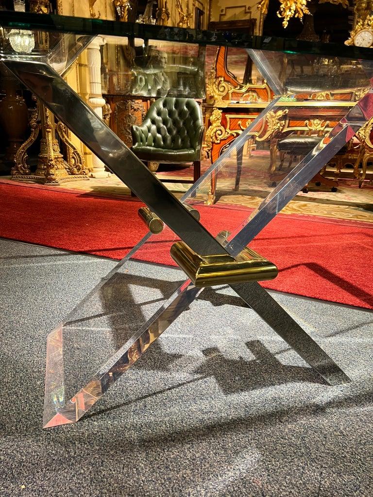 italien Table de salle à manger designer en acrylique massif avec plateau en verre massif en vente